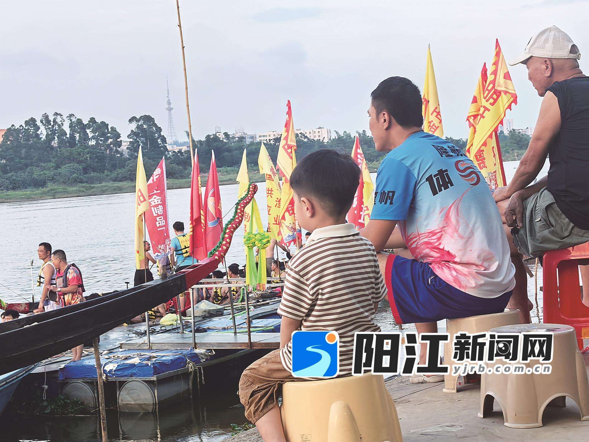 老少观众近距离观看龙舟训练感受龙舟文化。 陈海涛 摄