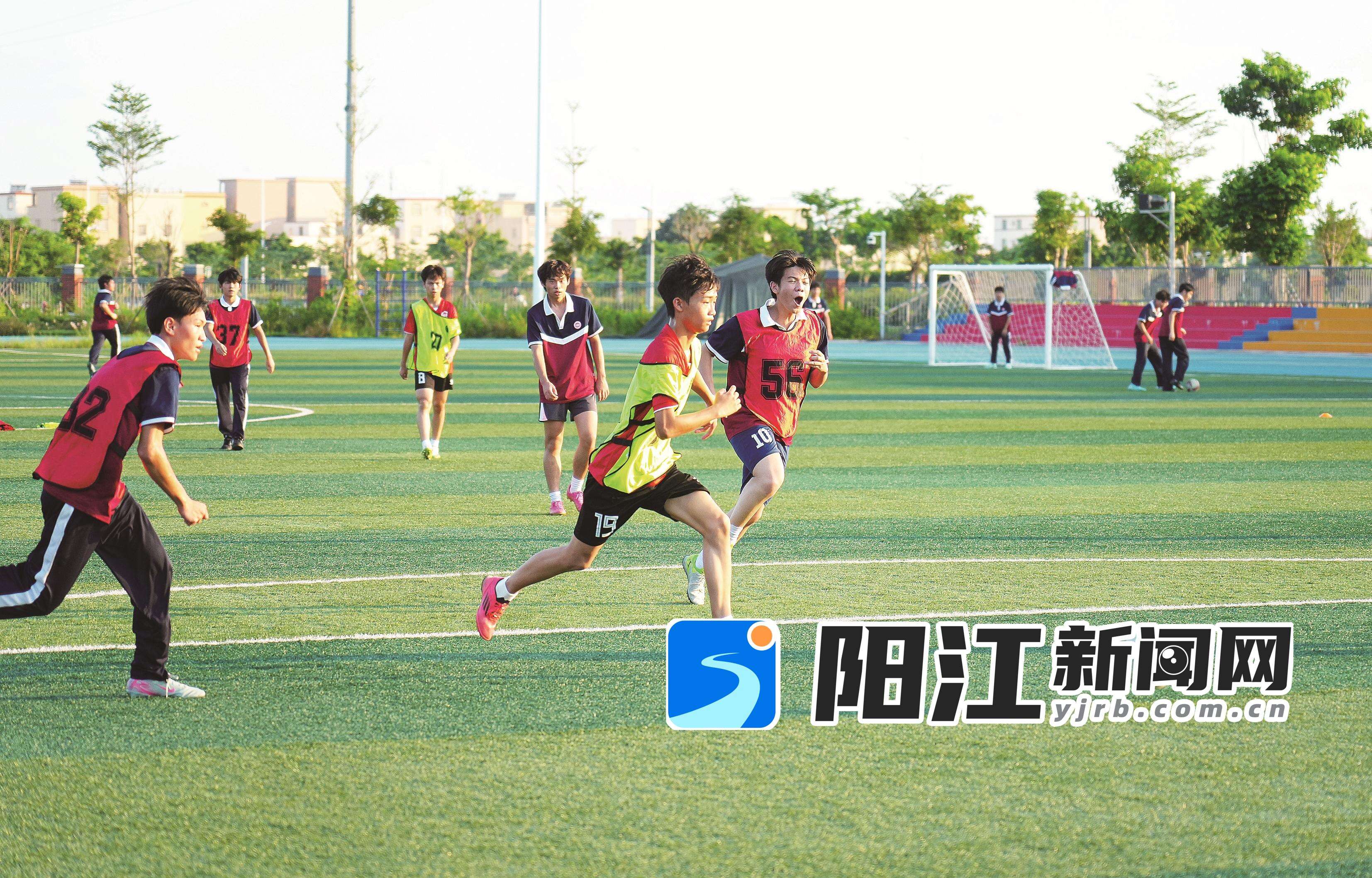 阳江高级中学学生在进行模拟比赛训练。