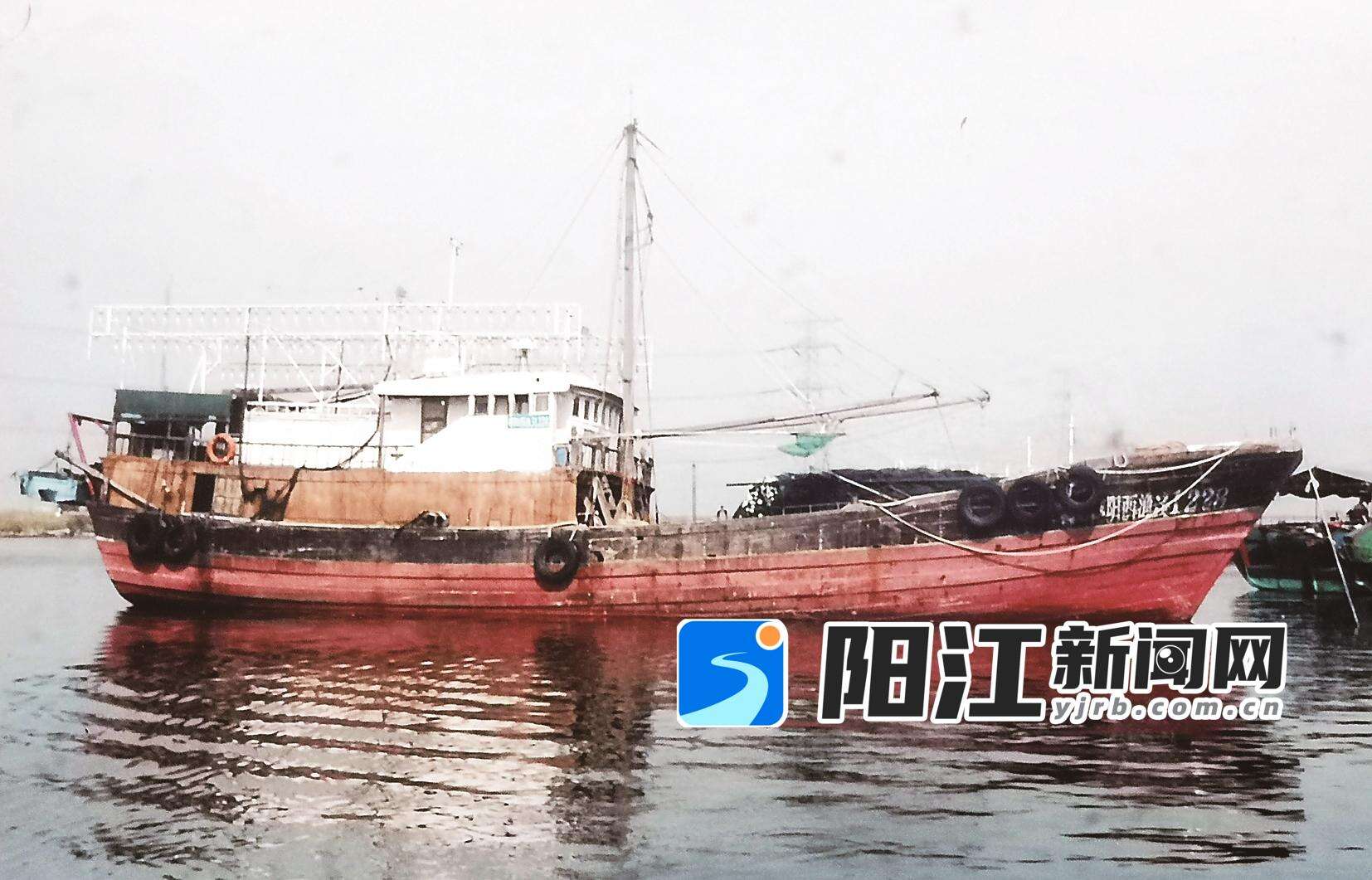 20世纪80年代的40吨木质灯光围网船。