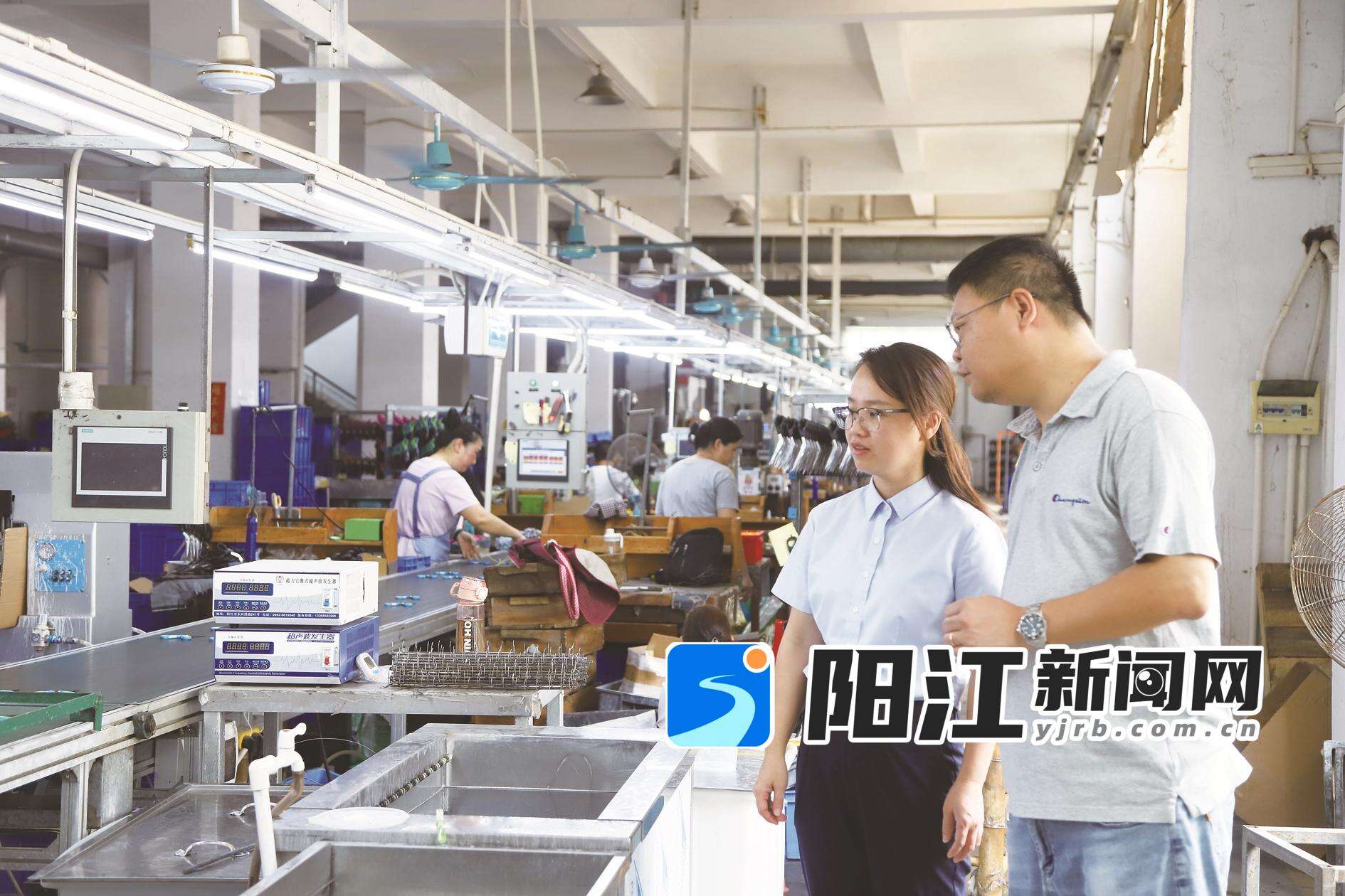 农行工作人员深入五金刀剪企业了解情况。岑燕红 摄