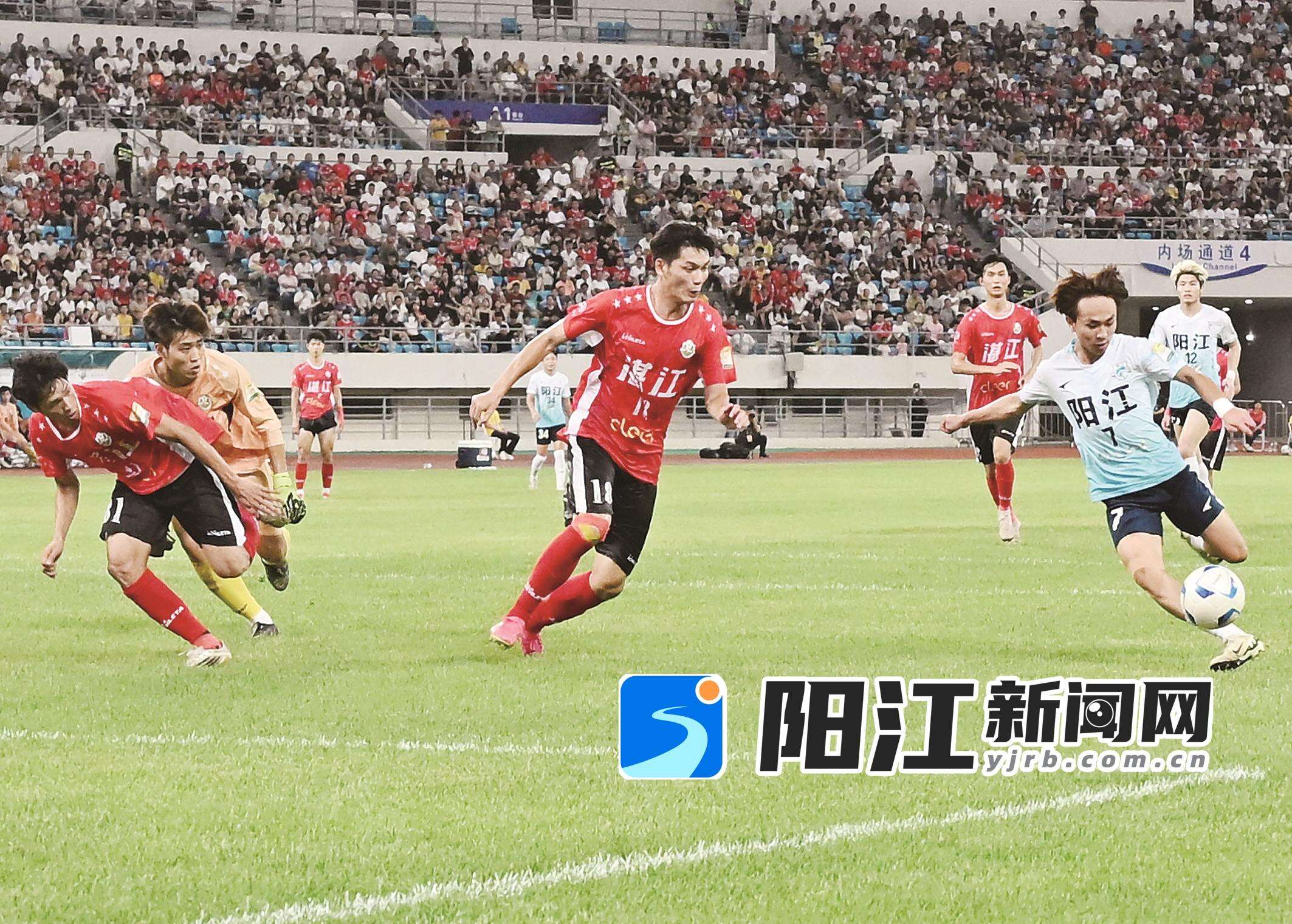 阳江队球员突破对方防守射门。陈建华 摄