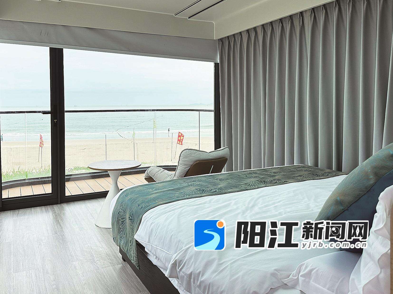 住在民宿内能欣赏沙滩美景,这是海边民宿的卖点之一。