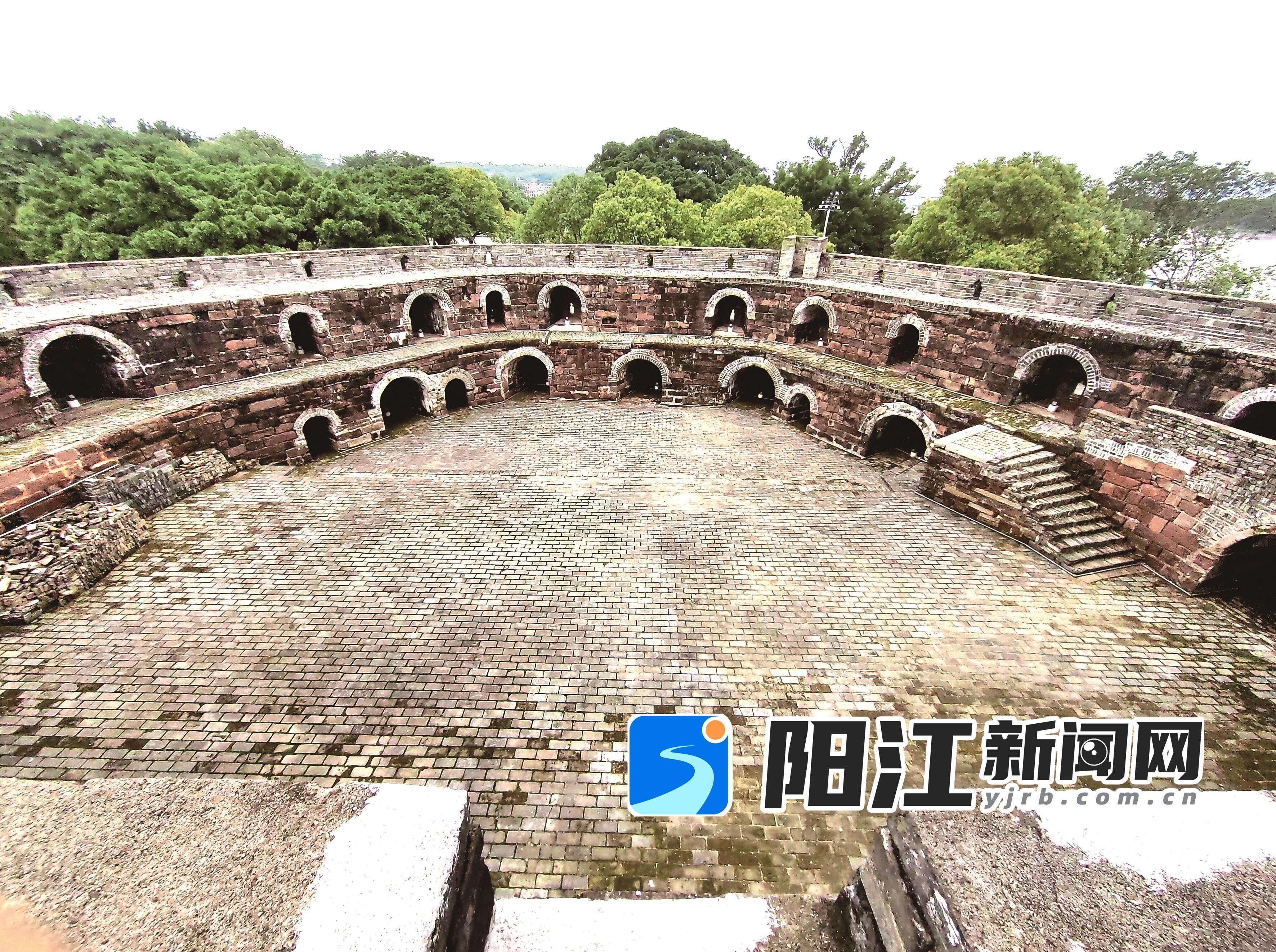 八镜台下的炮城,是赣州宋城墙上保存最为完好的古代军事设施。