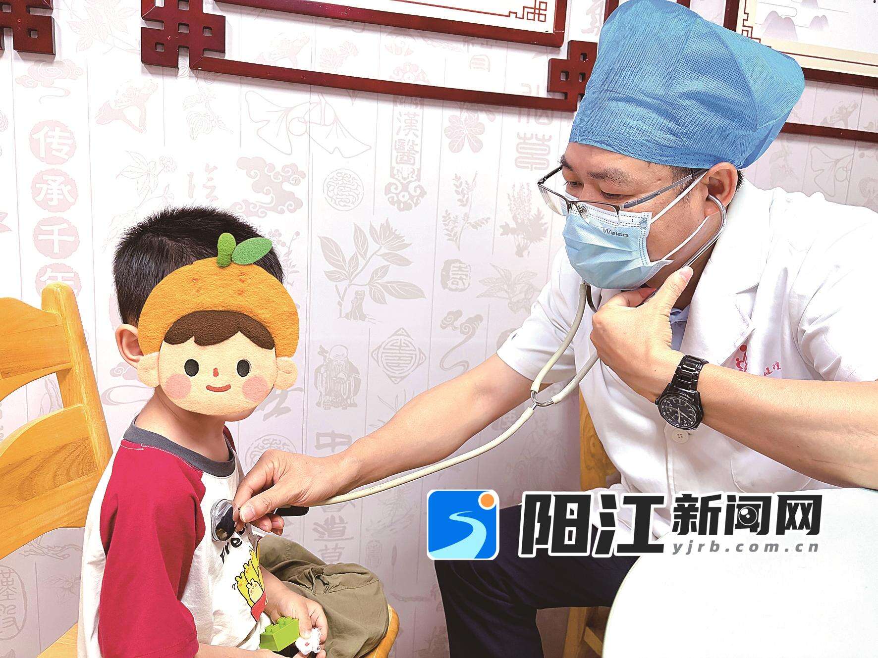 陈雄在给儿童检查身体。 妇幼 供图
