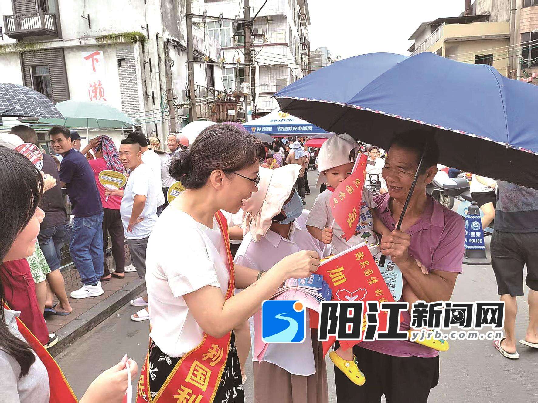 银行工作人员向市民发放宣传资料。人行阳江市分行 提供
