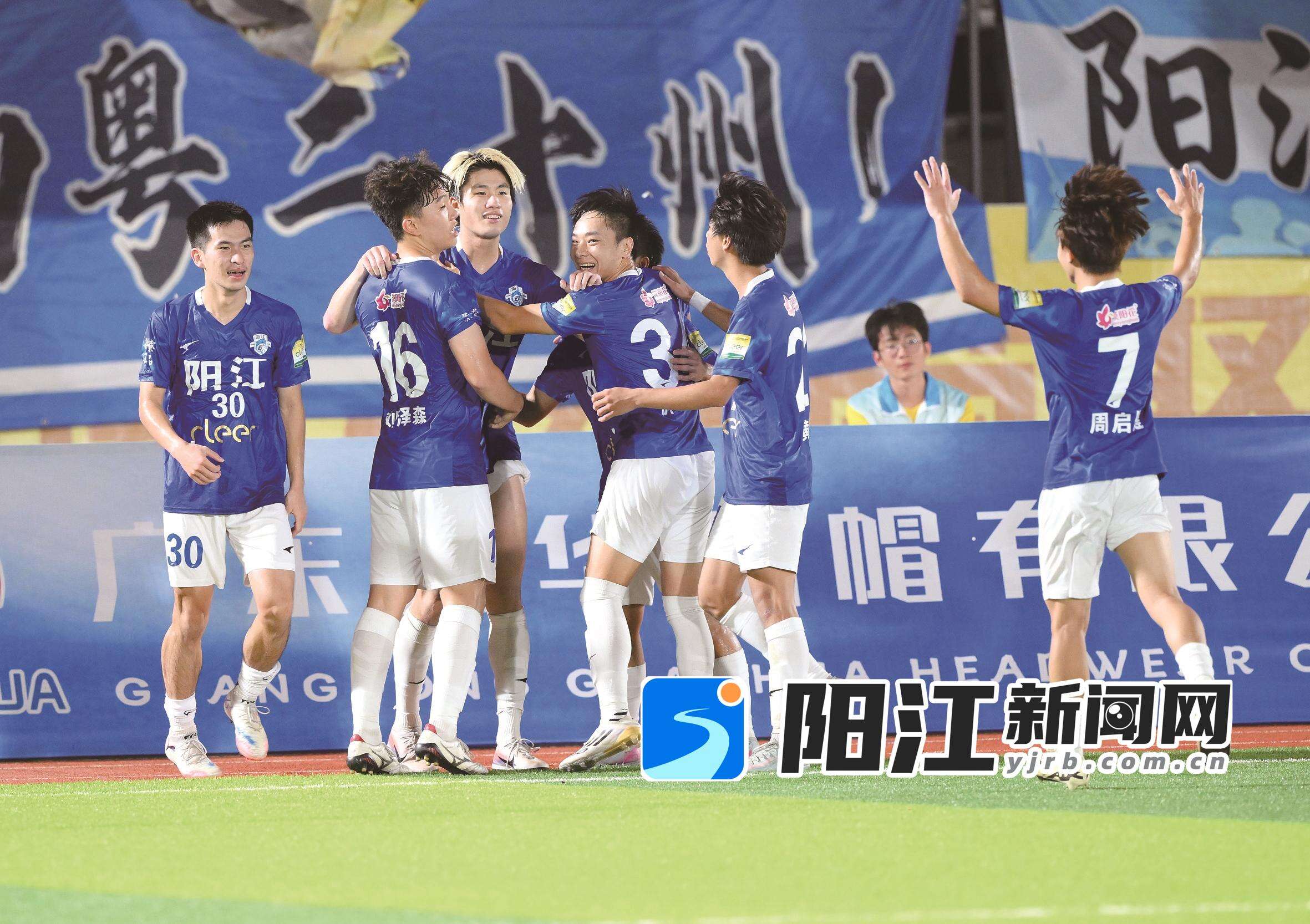 12号林子涛射入一球将比分扳平,阳江队球员相拥庆祝。梁文栋 摄