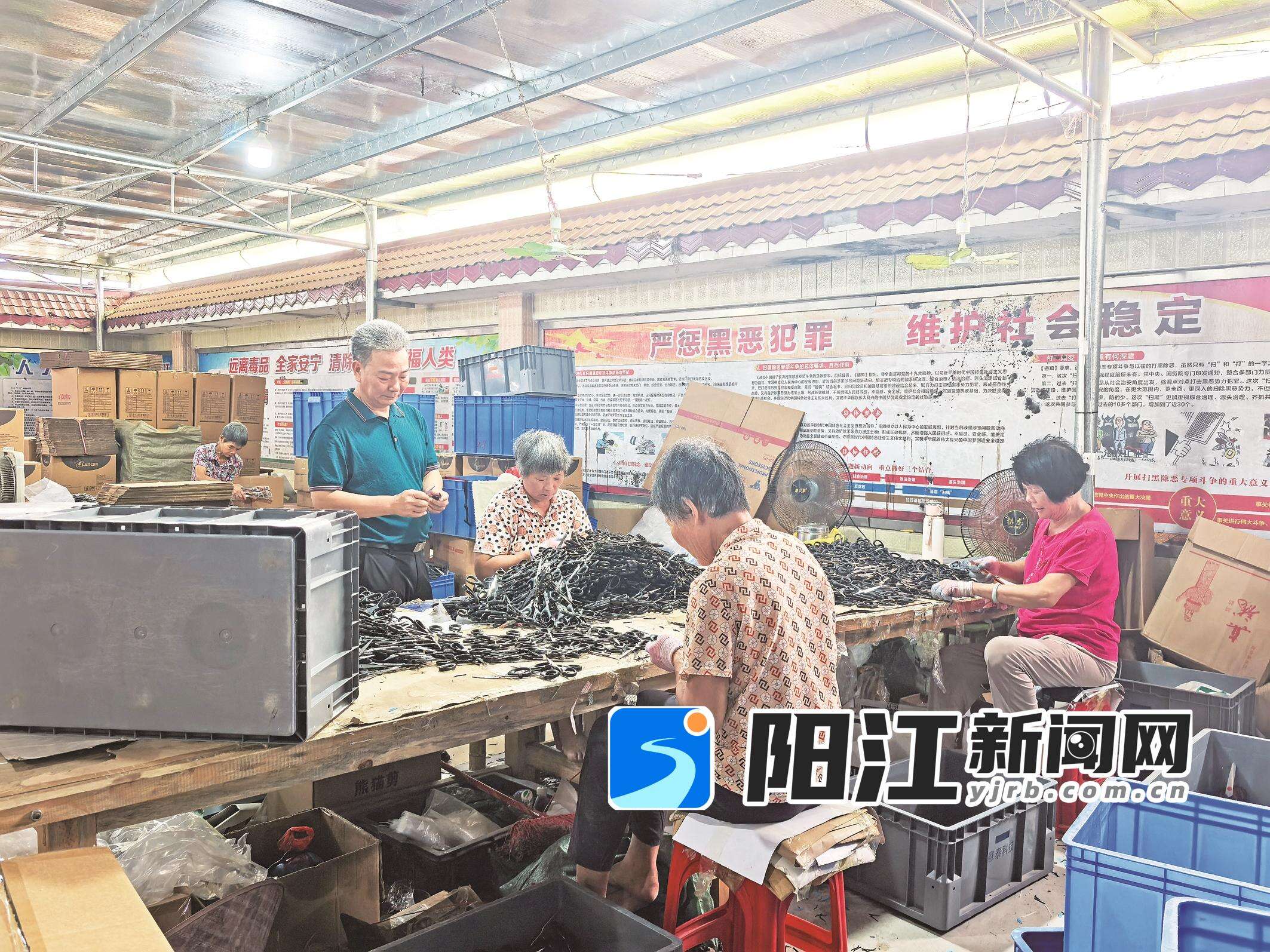 华陈村乡村振兴车间里,村民熟练地进行产品加工。陈海涛 摄