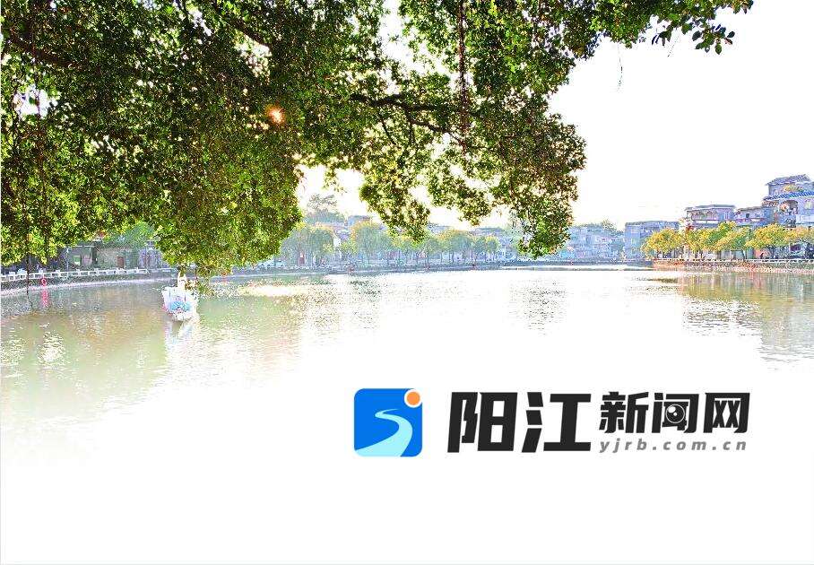 月池映照古村,如诗如画。