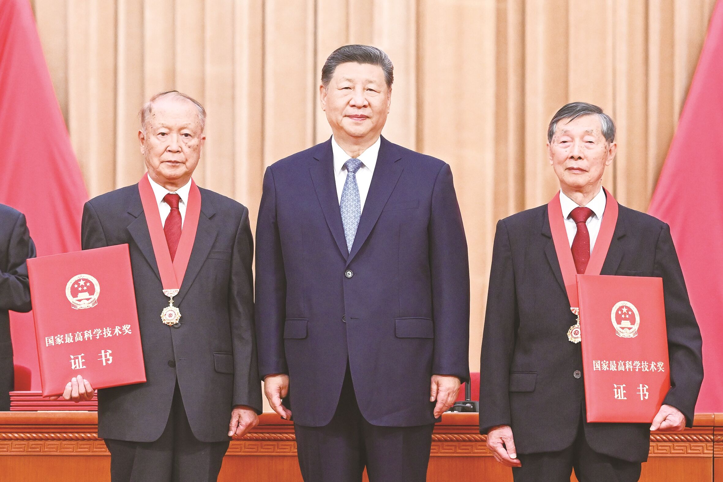 中共中央总书记、国家主席、中央军委主席习近平向获得2025年度国家最高科学技术奖的中国科学院物理研究所陈立泉院士(右)和中国电子科技集团第十四研究所贲德院士(左)颁奖。新华社发