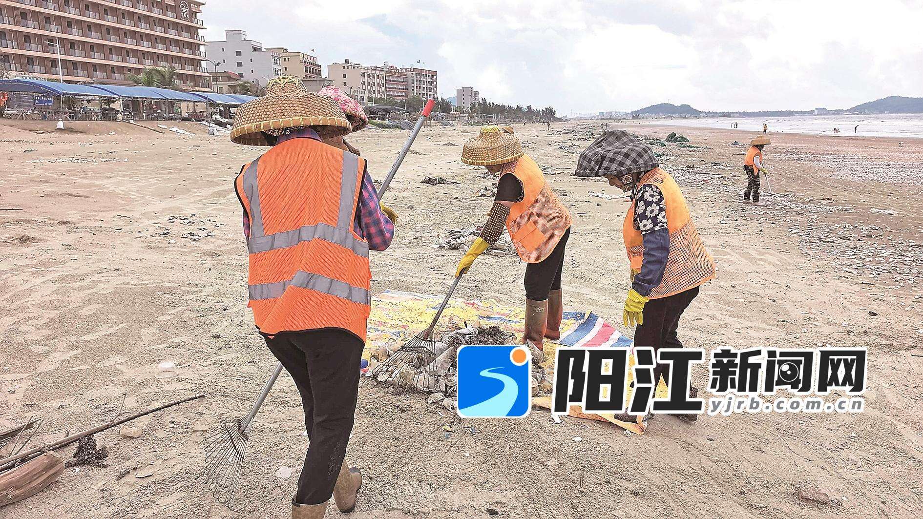 工人在沙滩清理垃圾。南山海村委会 供图