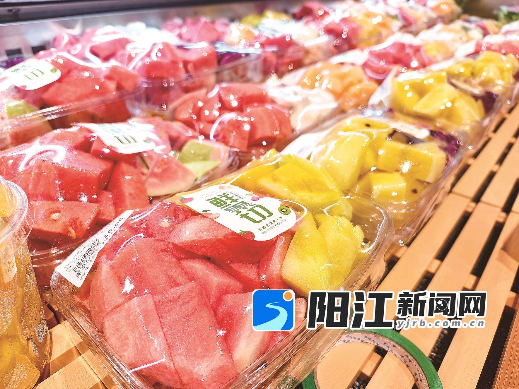 超市冷柜摆放的果切产品。官文婷 摄