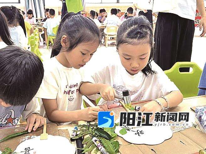 小朋友在参加环保主题拓印课堂活动。 市邻舍志愿服务中心 供图