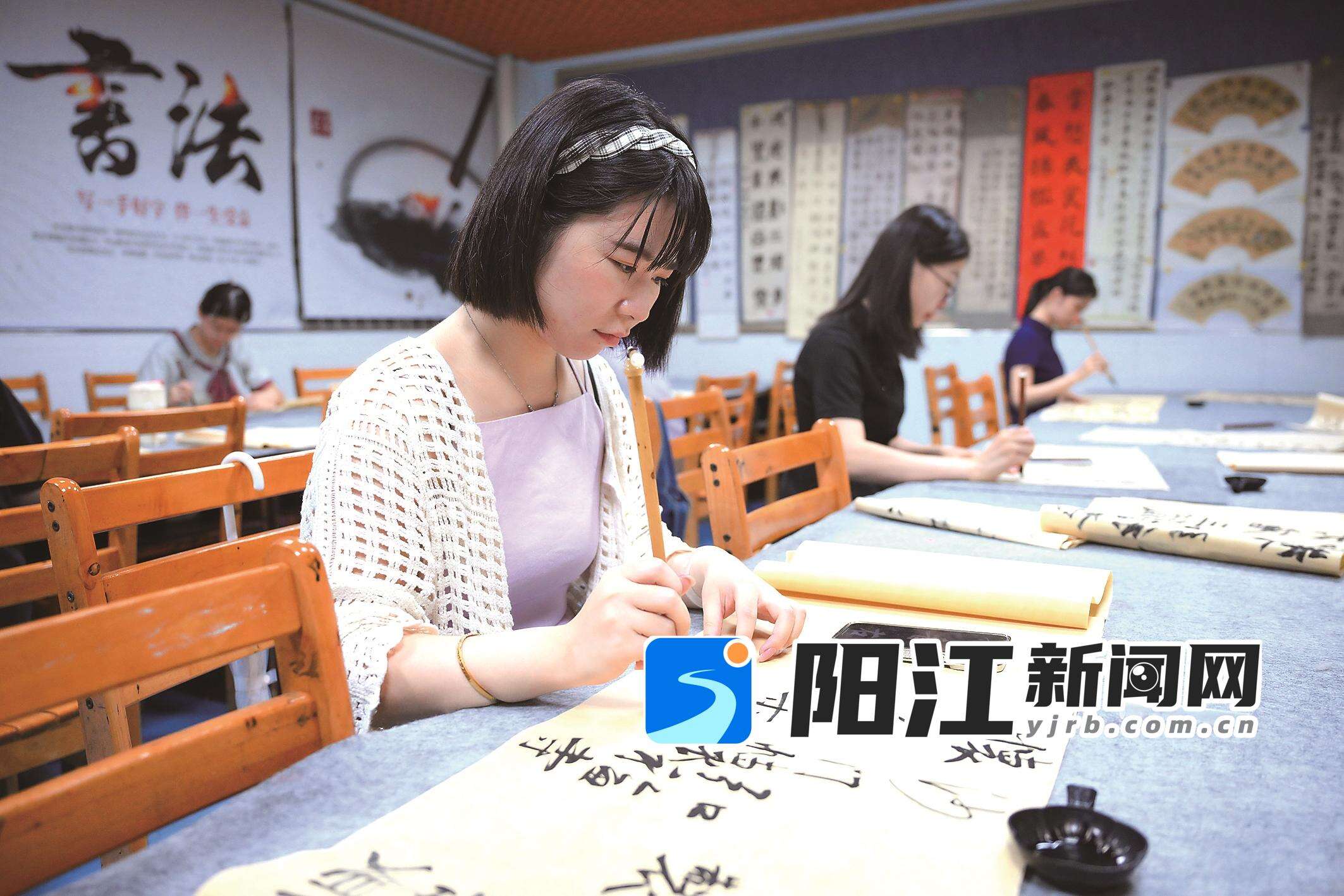 学员在“青年夜校”专心致志练习书法。梁文栋 摄