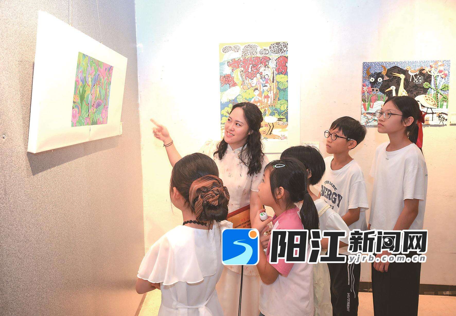 观展师生在市美术馆观赏作品、分享创作心得。梁文栋 摄
