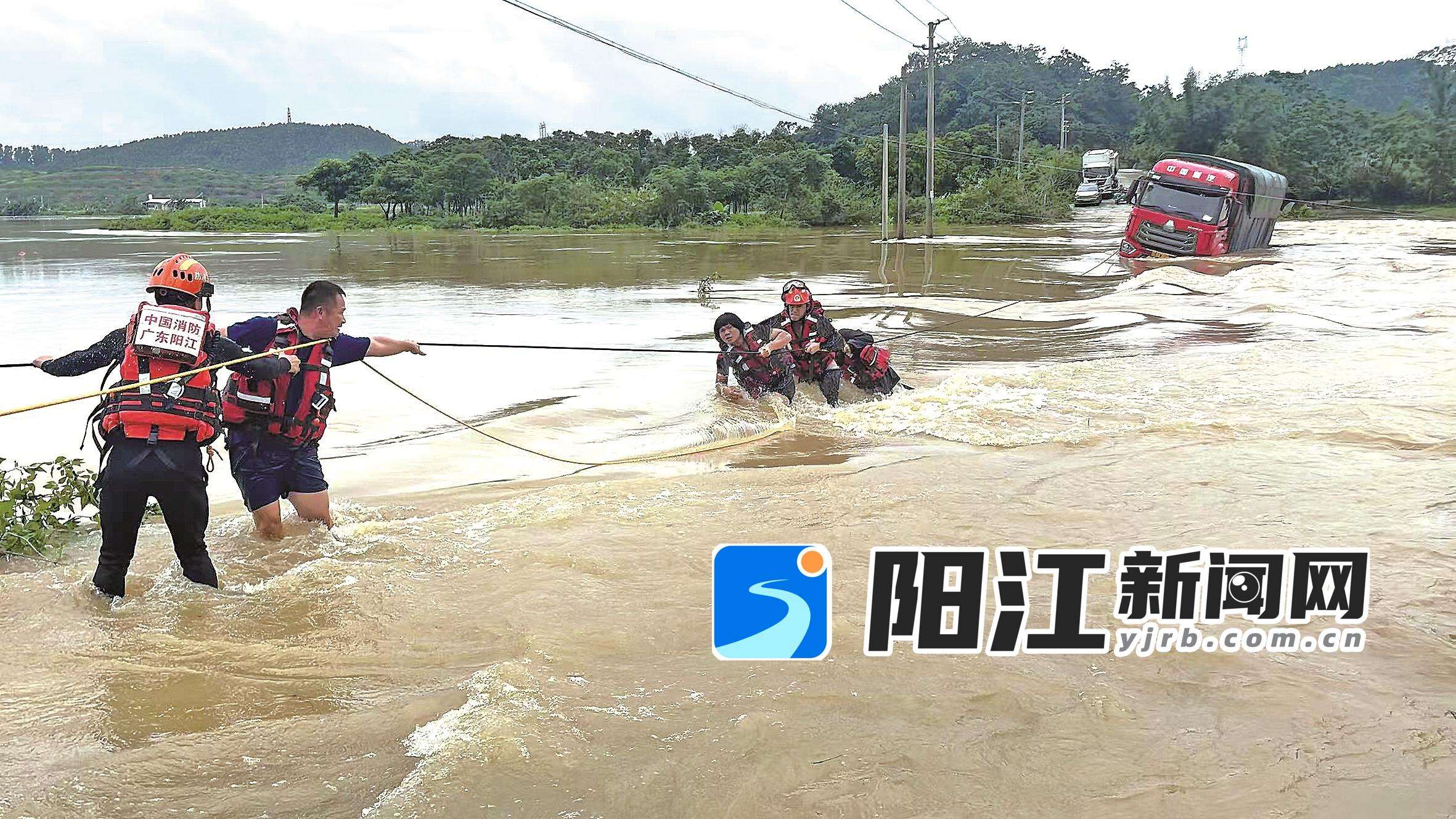 消防员带着司机撤离桥梁。市消防救援支队 供图