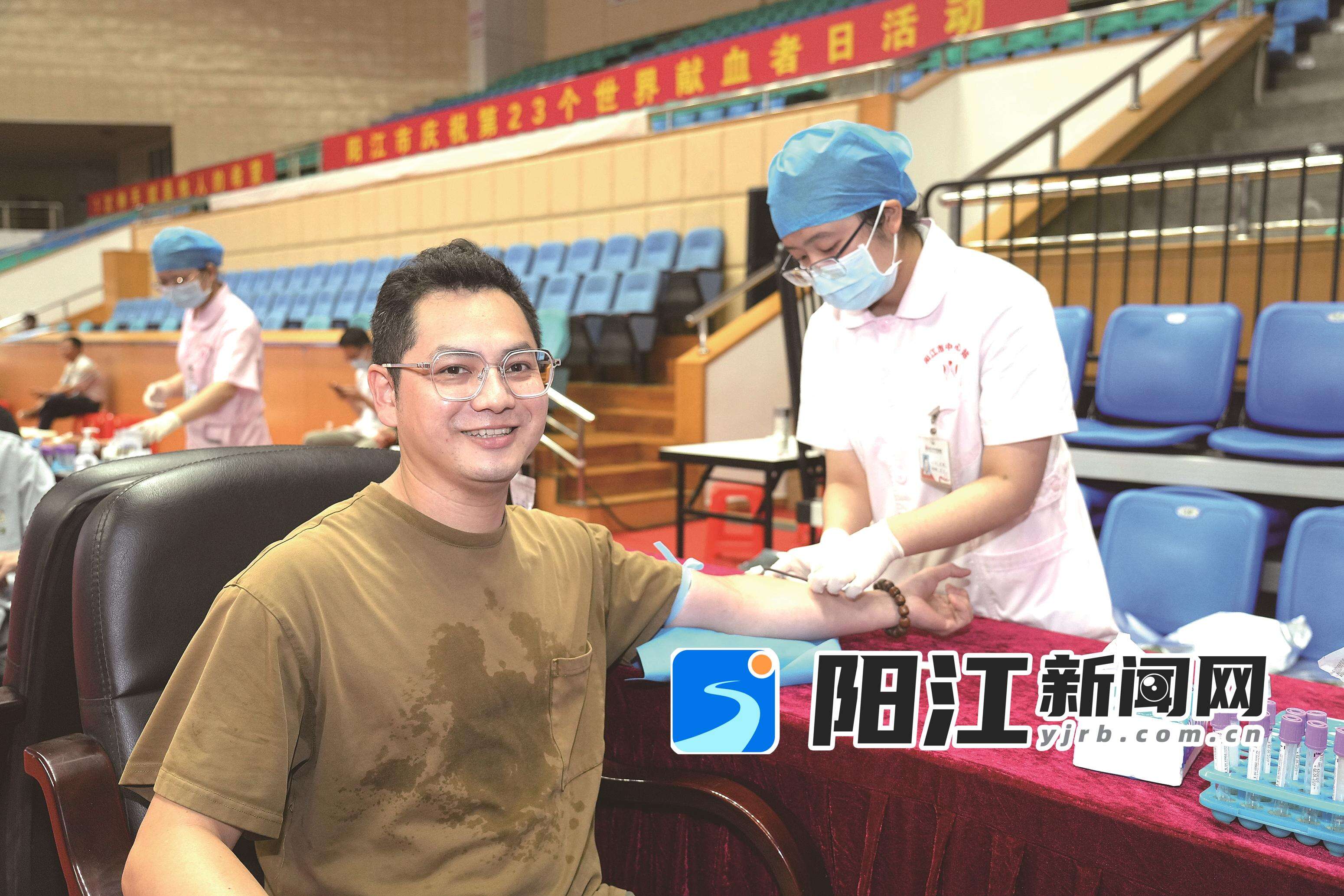 市民正在献血。