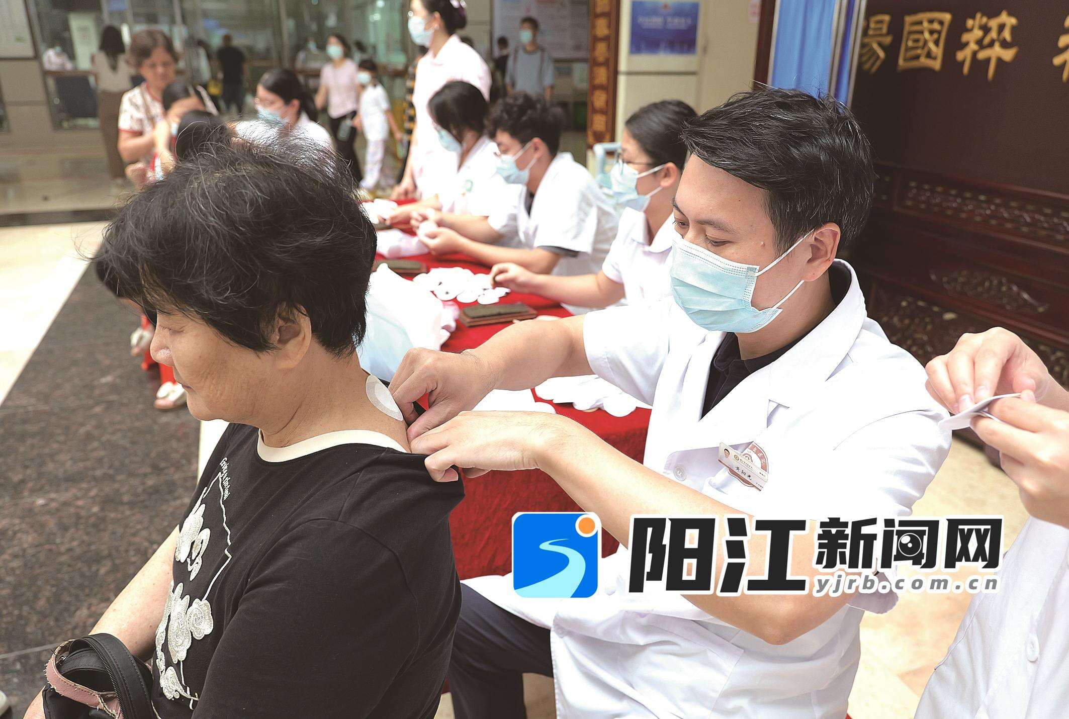 市中医医院举办三伏天灸养生专场活动,医护人员现场进行天灸贴敷。宋福亮 摄