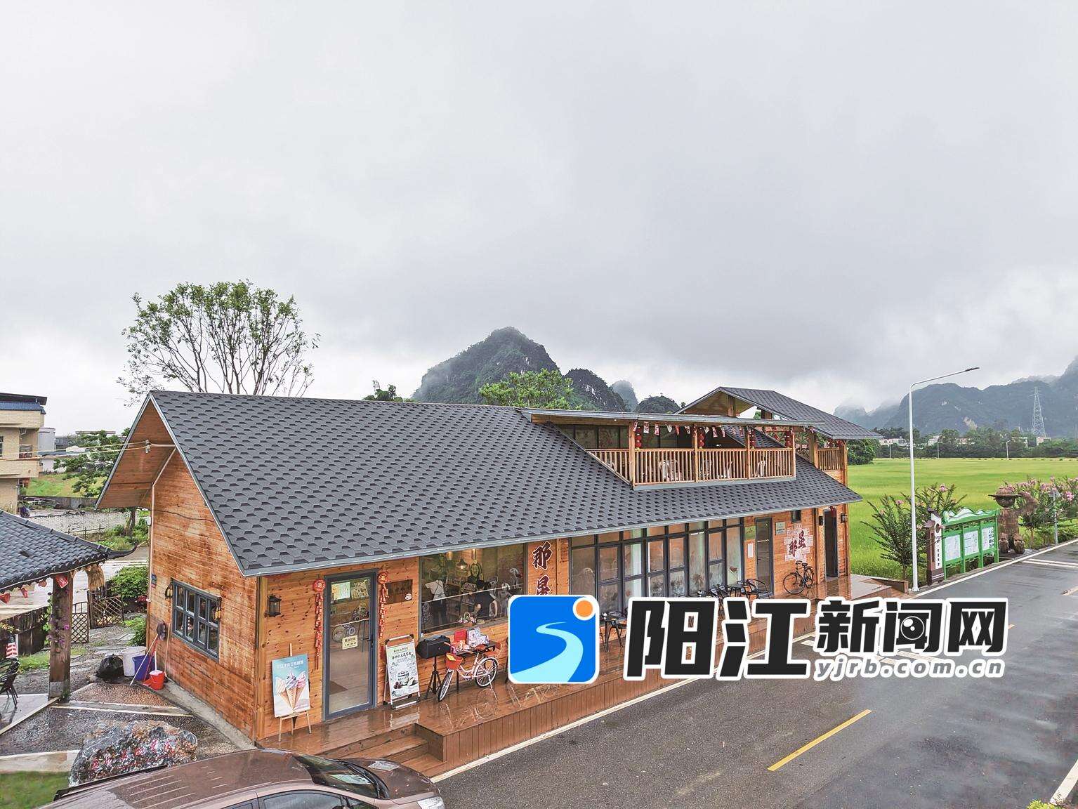 木质结构的咖啡屋,成为阳春那星村的温暖点缀。