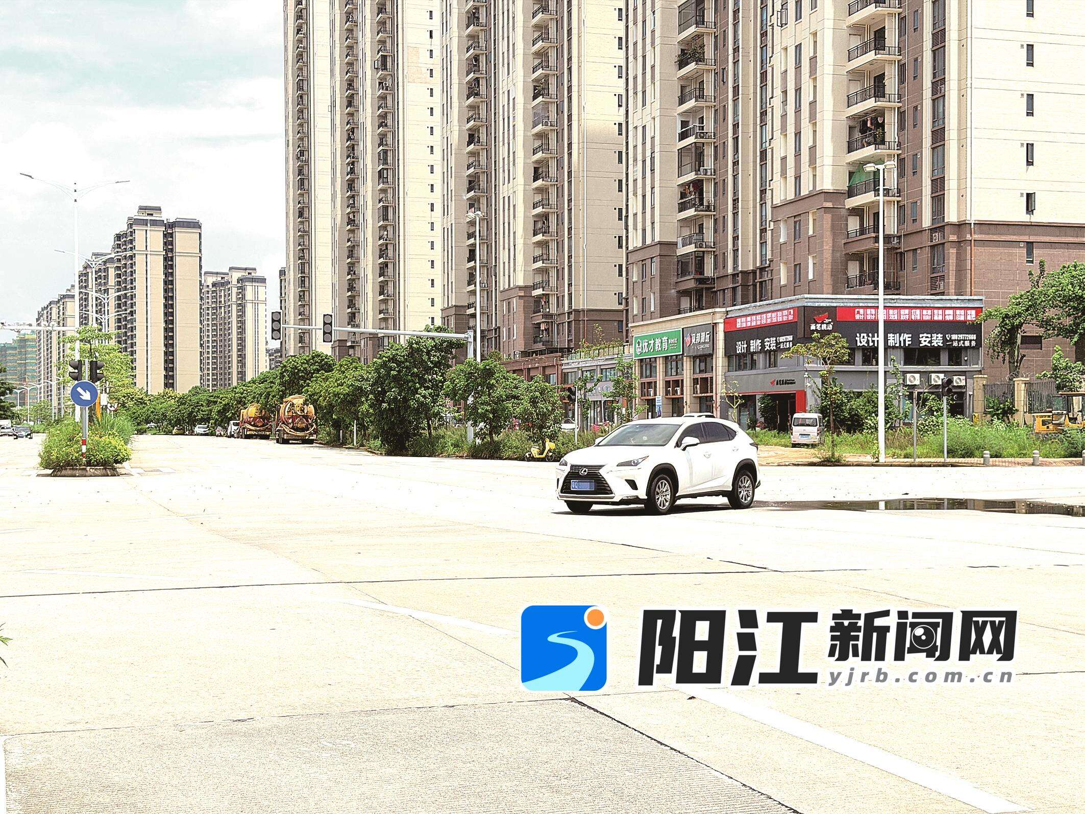 四围大道和新阳路交会路口处红绿灯已“罢工”。吴梦媚 摄