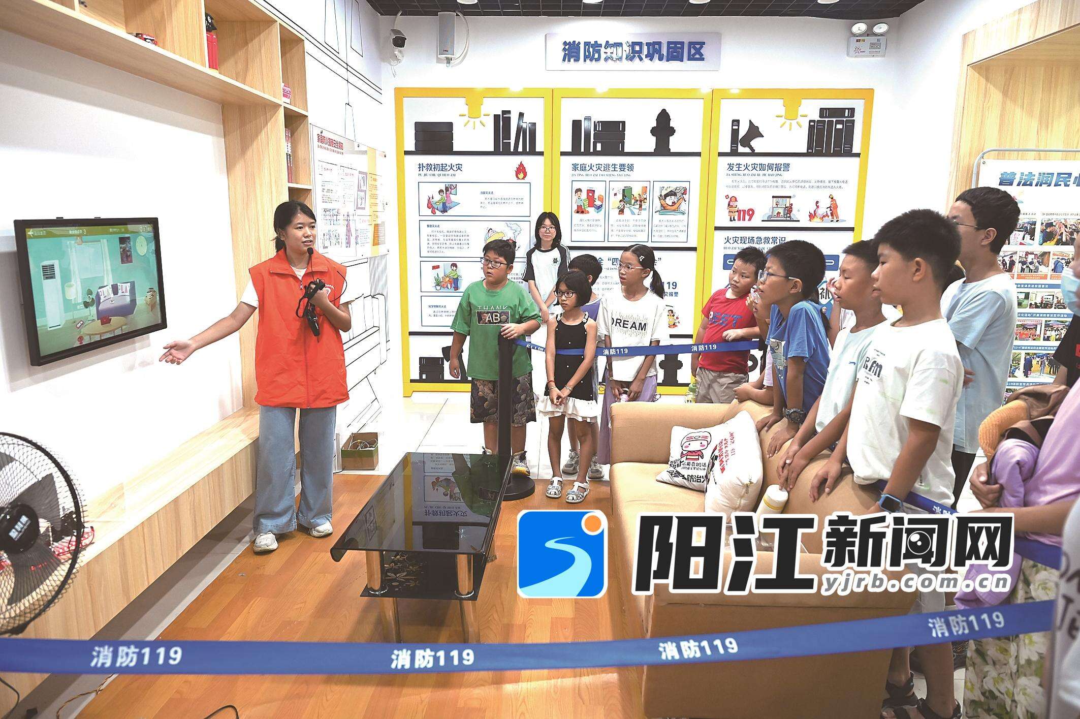 右图:青少年在消防科普馆担任讲解员。 市消防救援支队 供图