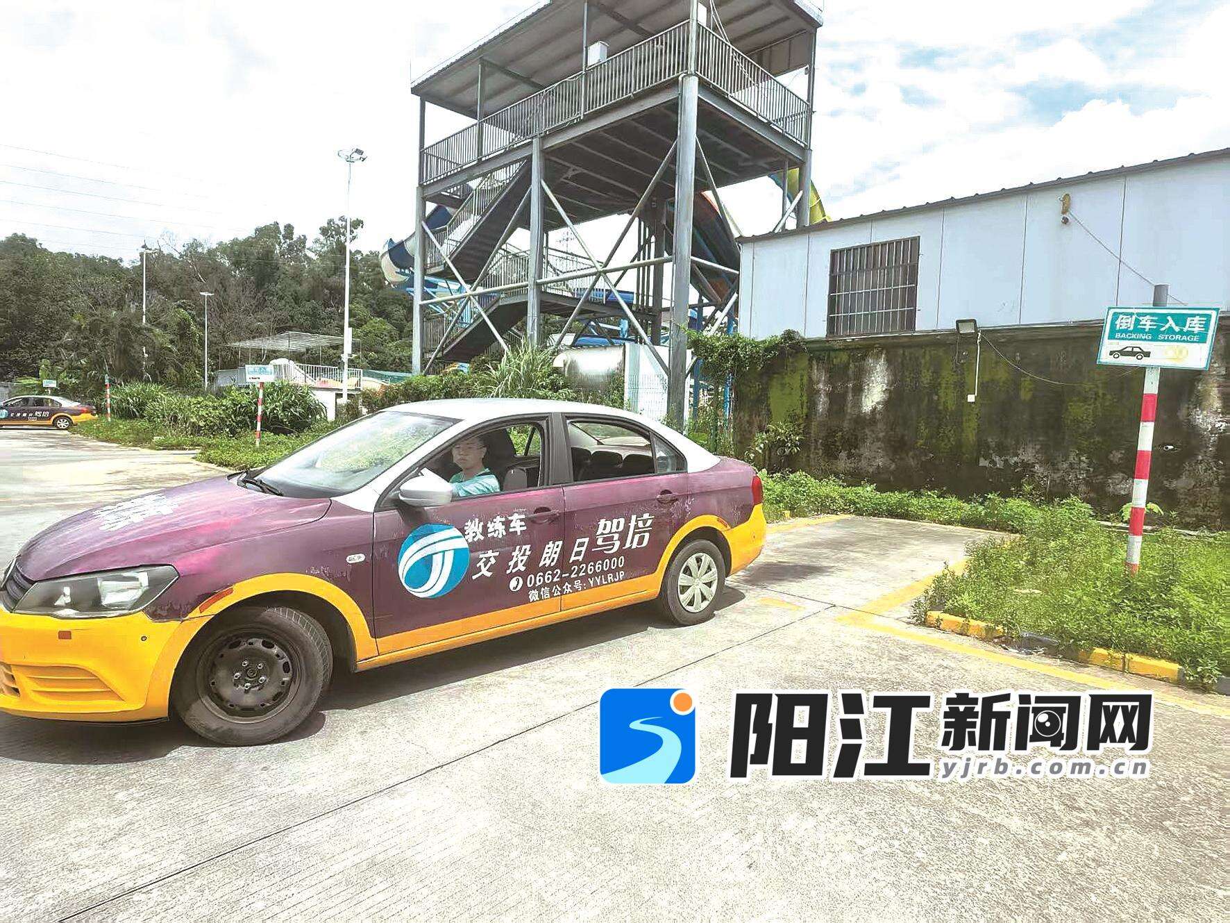 训练场内学员正在练习倒车入库。吴晓霞 摄
