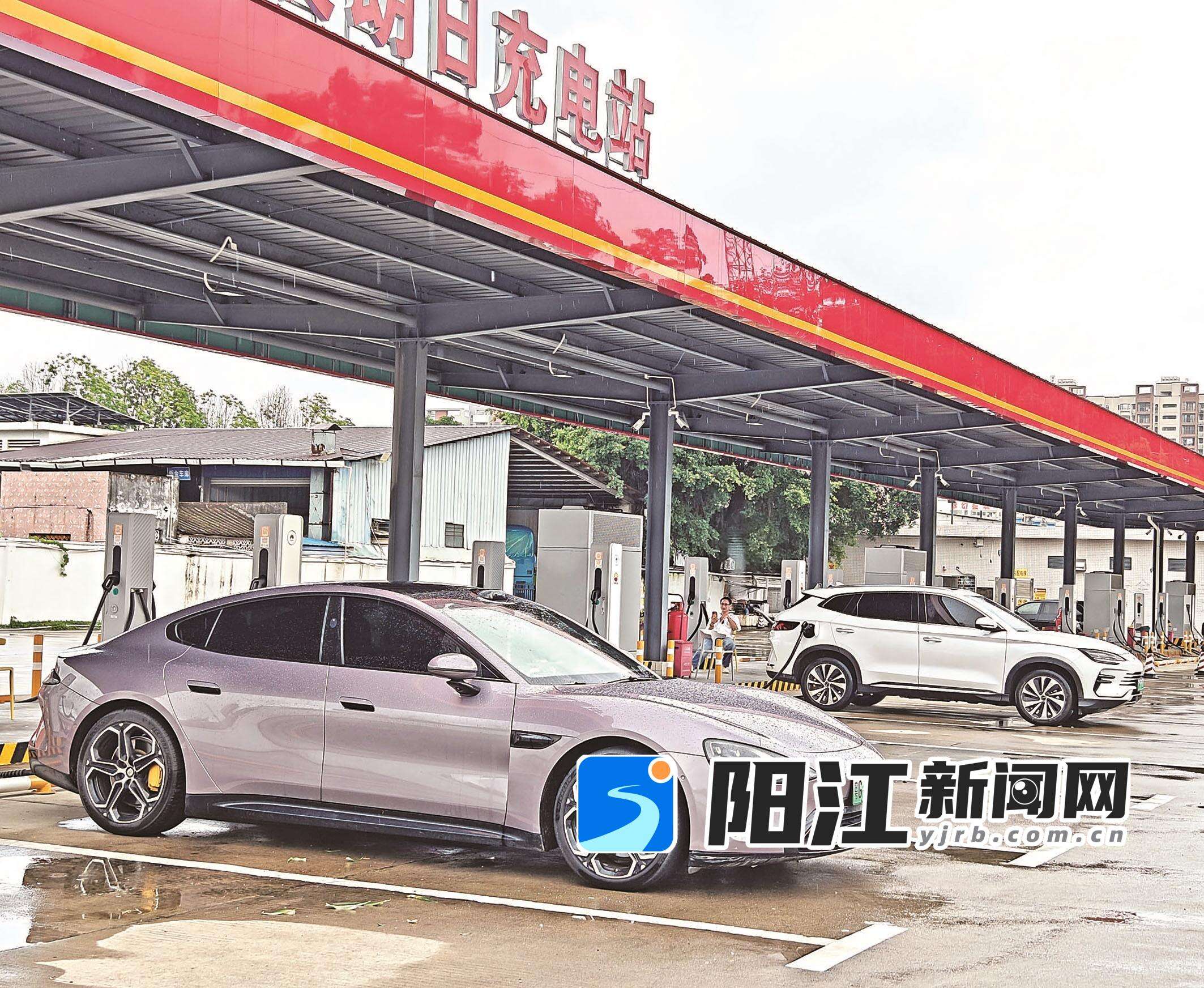 新能源车在充电站充电。梁文栋 摄