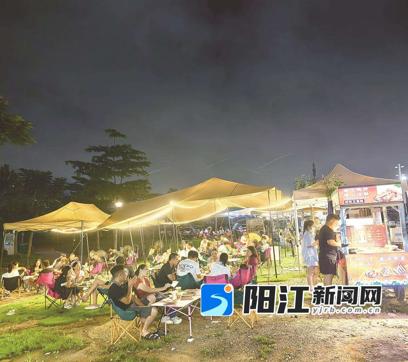 共青湖公园湖畔,市民围坐闲谈。