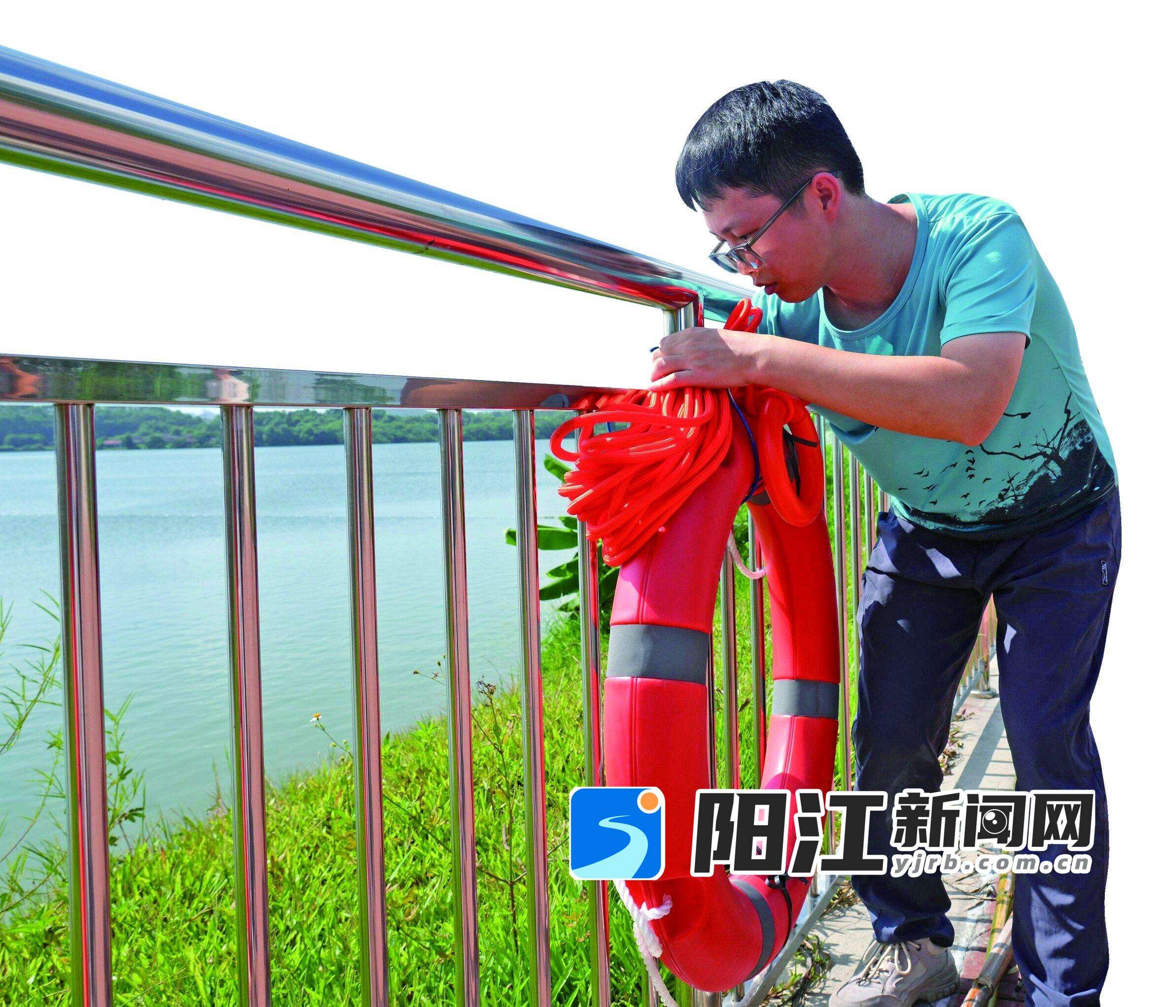 工作人员正在检查水库边的安全设施。袁荣泽 摄