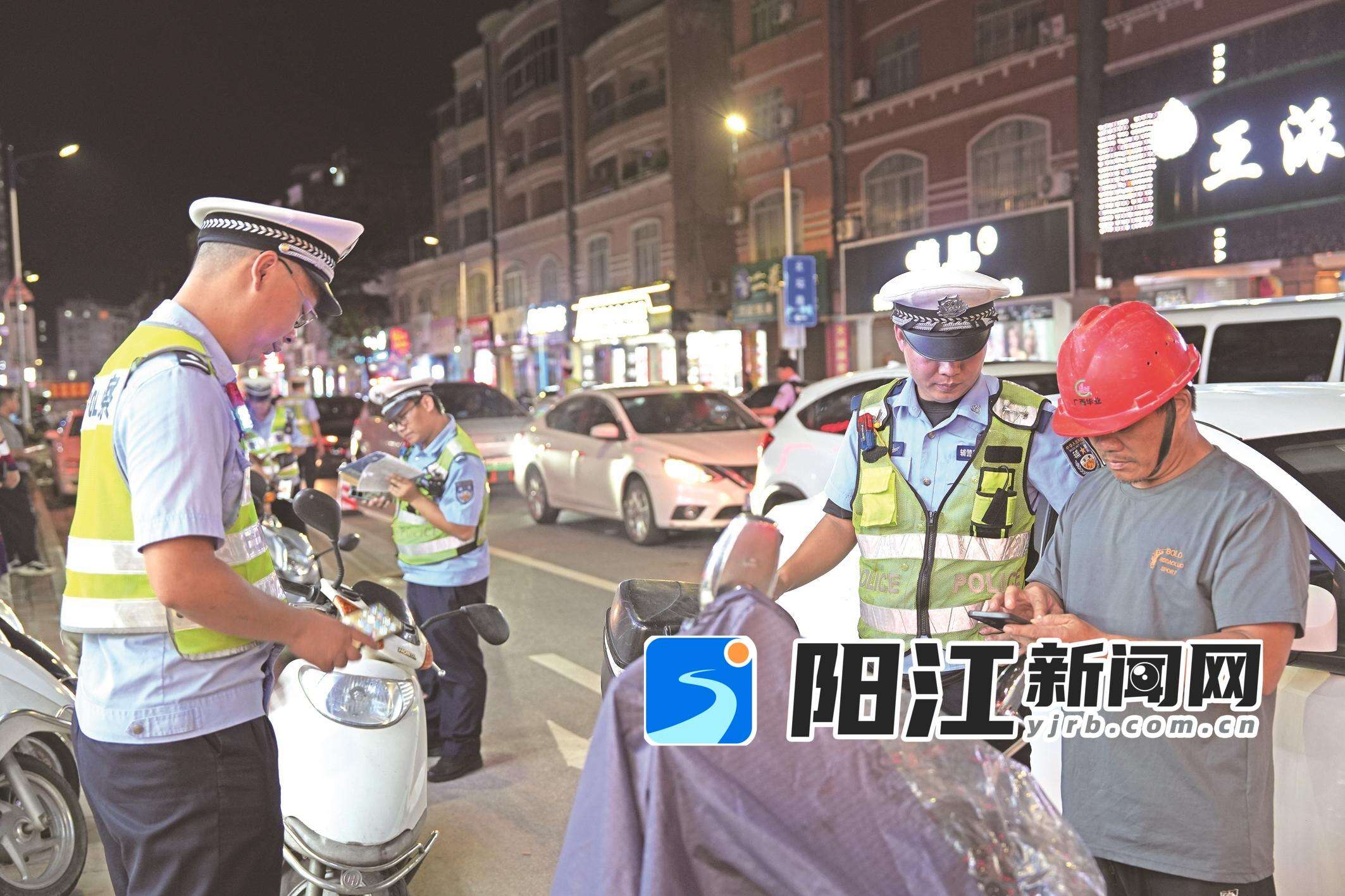 执勤民警在路上开展电动自行车、摩托车专项整治行动。 阳春公安交管 供图