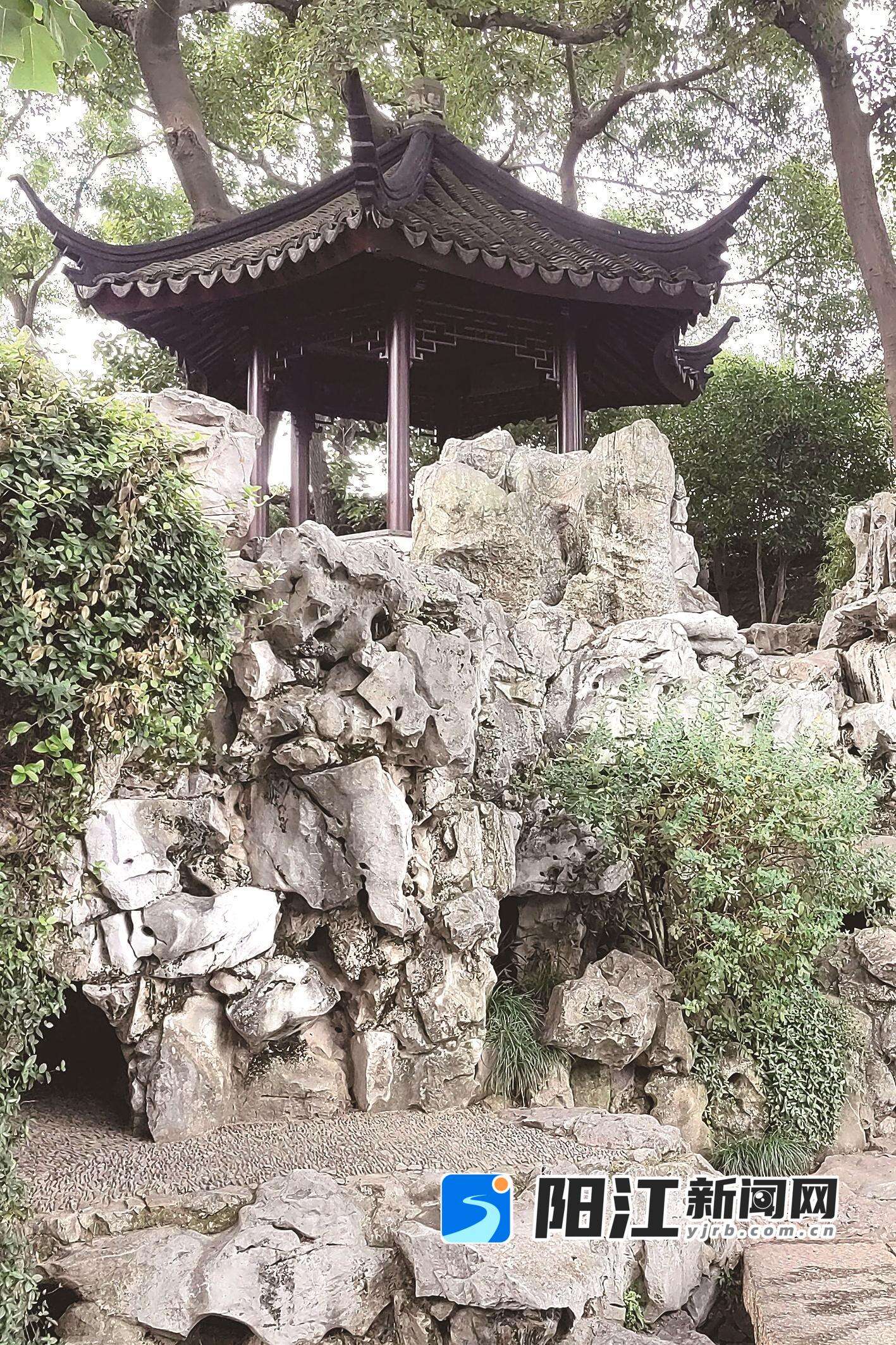 用太湖石修砌的假山。