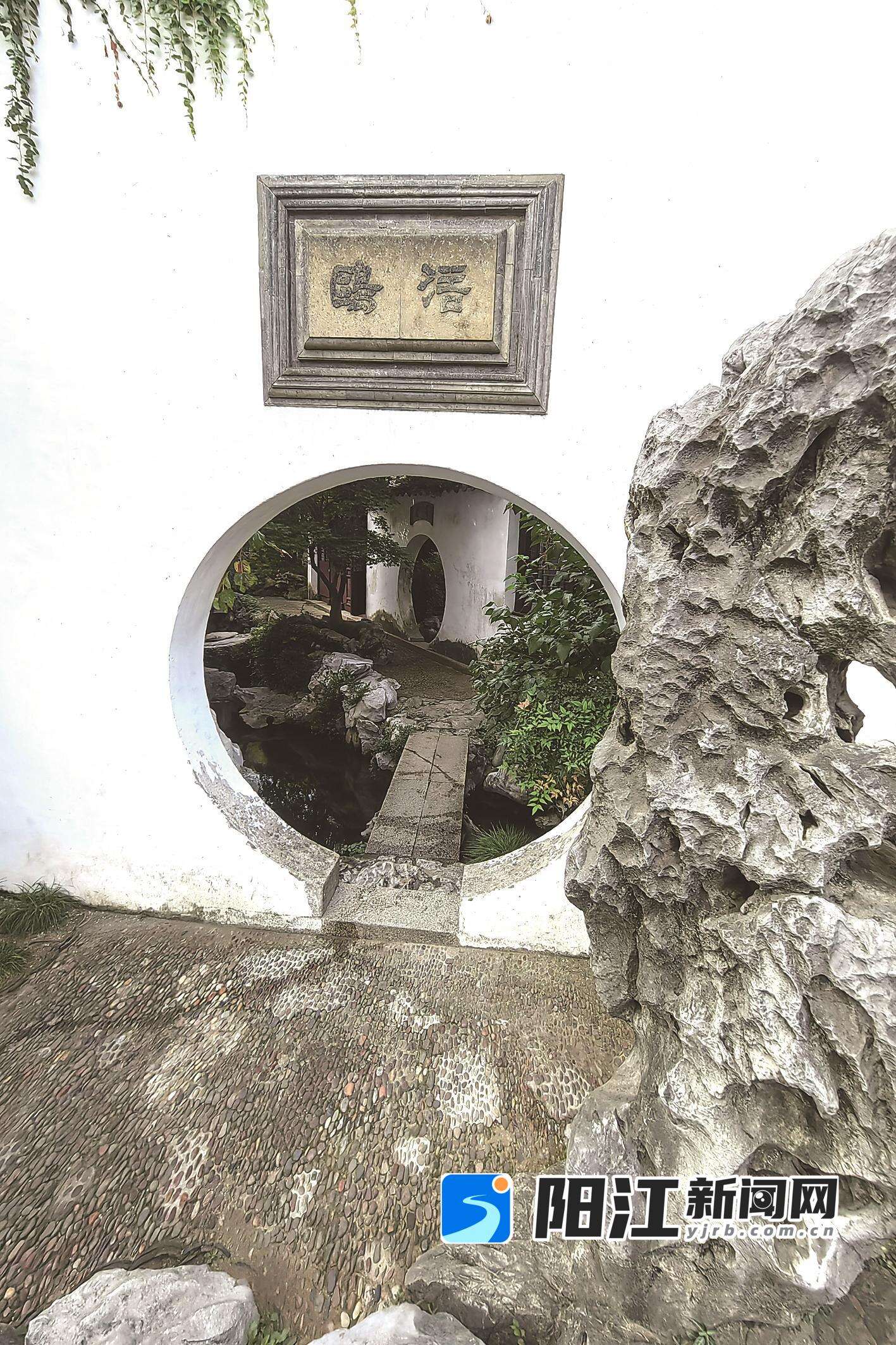 通往“浴鸥园中园”的诗意圆形门。