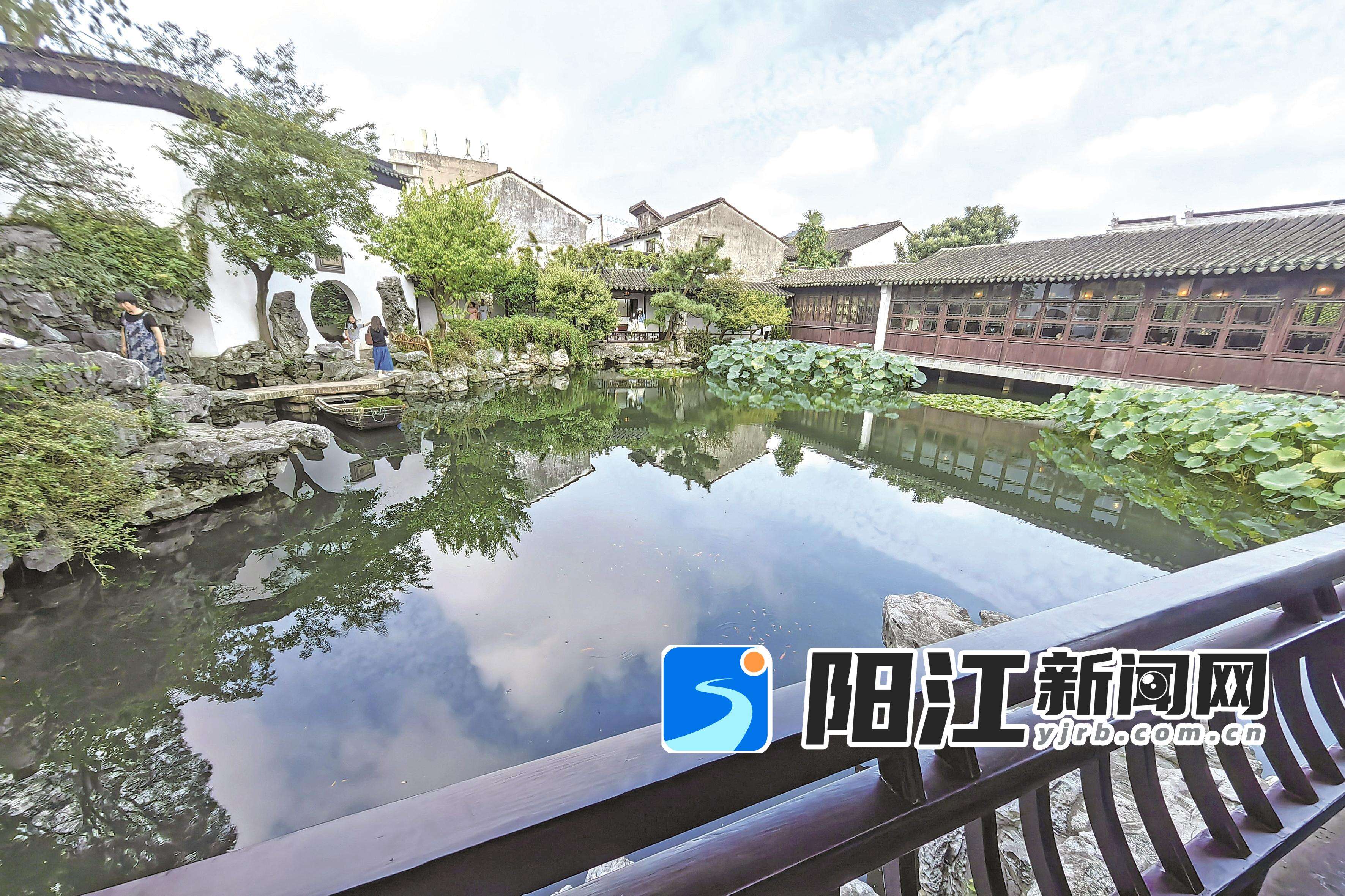 古建筑环水相依,水天相映,风景如画。