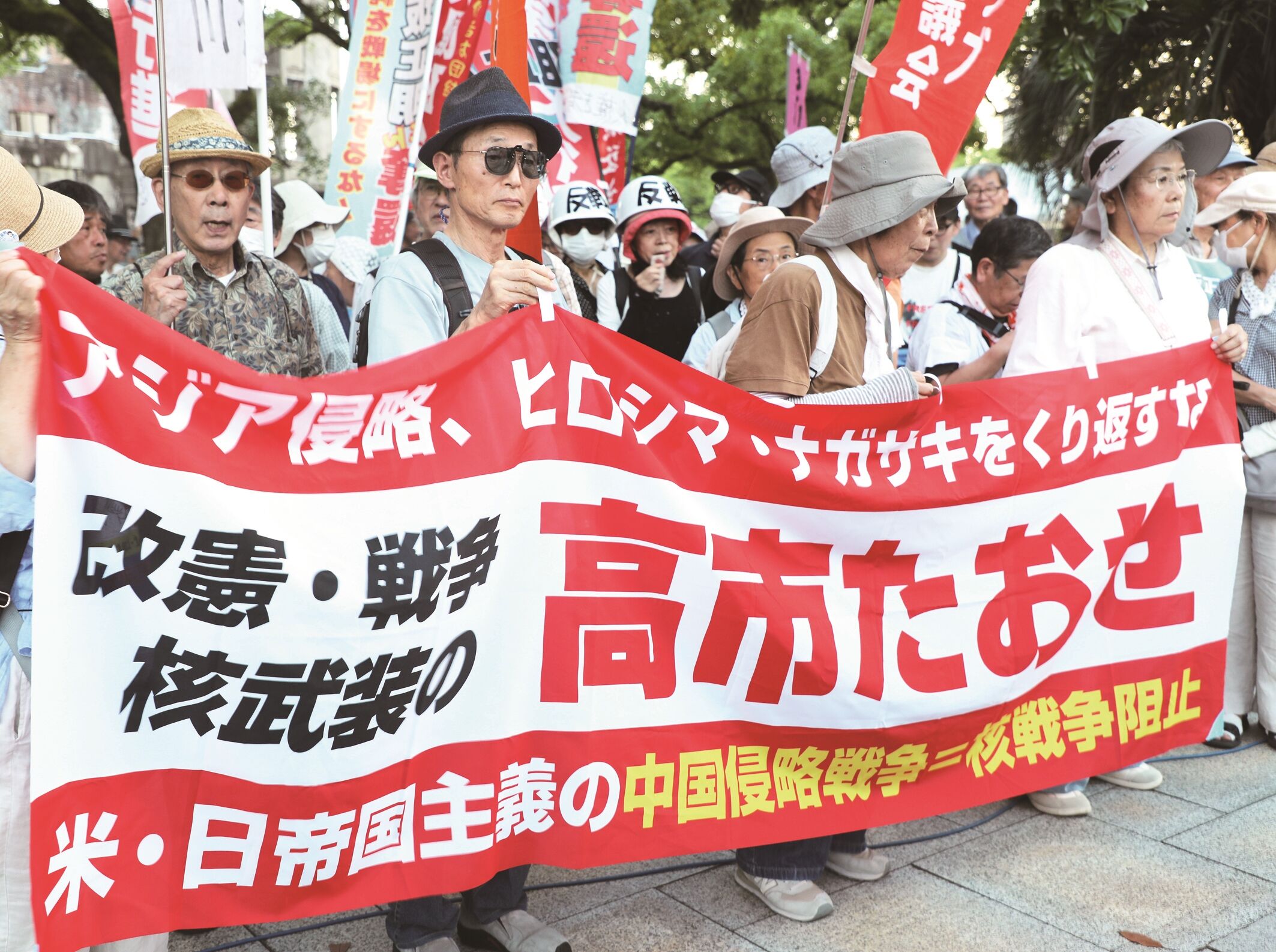 民众在日本广岛和平纪念公园参加集会。新华社发