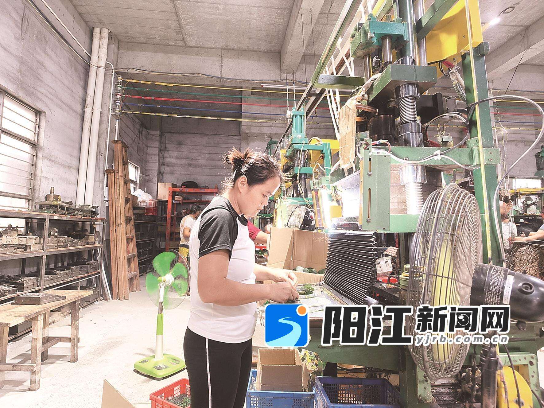 村民在工艺品作坊工作。