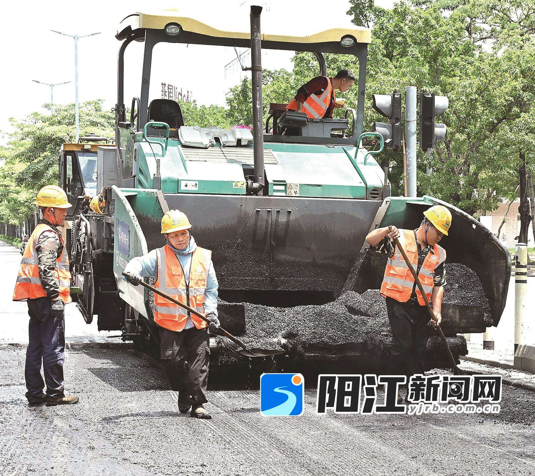 5月中旬,工人在市区建设路铺设沥青。