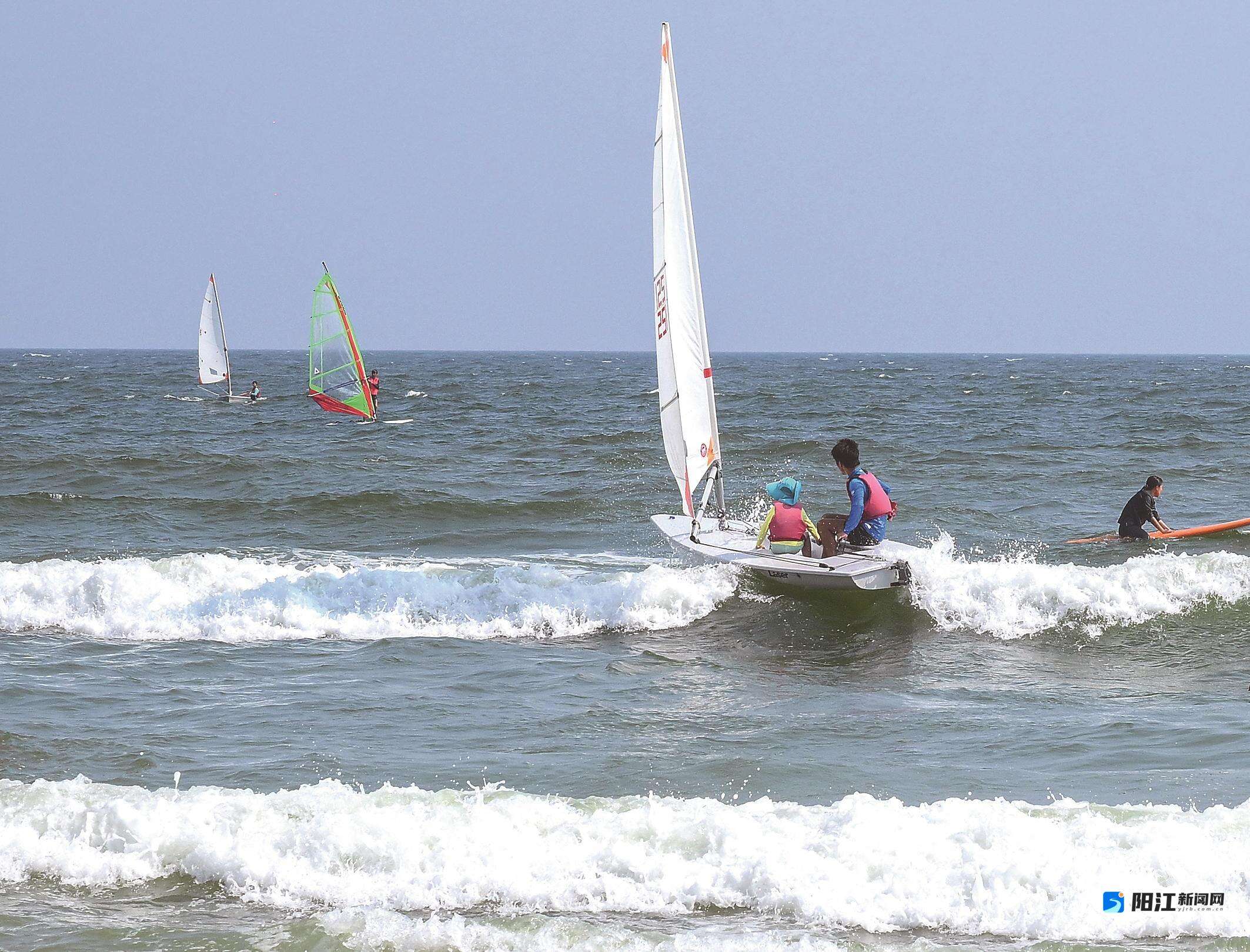 游客扬帆出海,乘风逐浪,尽情体验运动激情。梁文栋 摄
