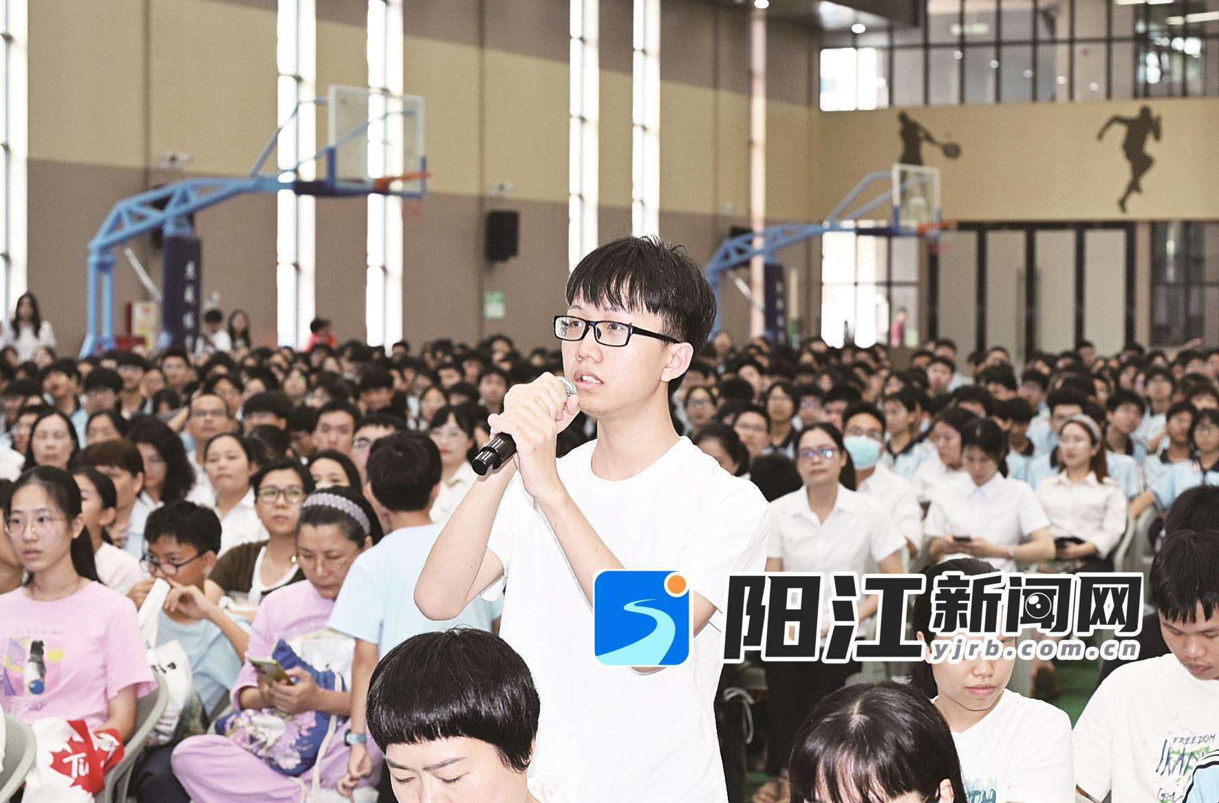互动环节同学们积极发言提问。