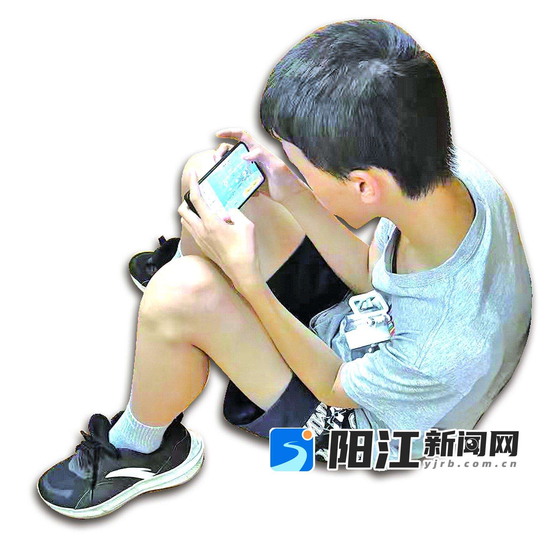 书店阅读区里,一名学生拿着手机在打游戏。