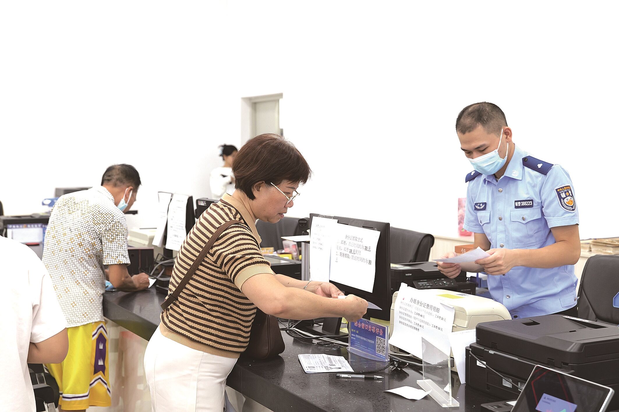8月12日,市民在江城户政服务大厅办理业务。宋福亮 摄