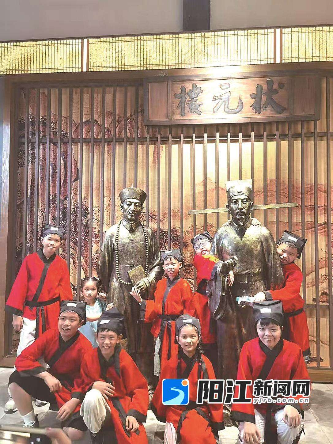 游客身穿古风服饰在景区游玩。业嫦 摄