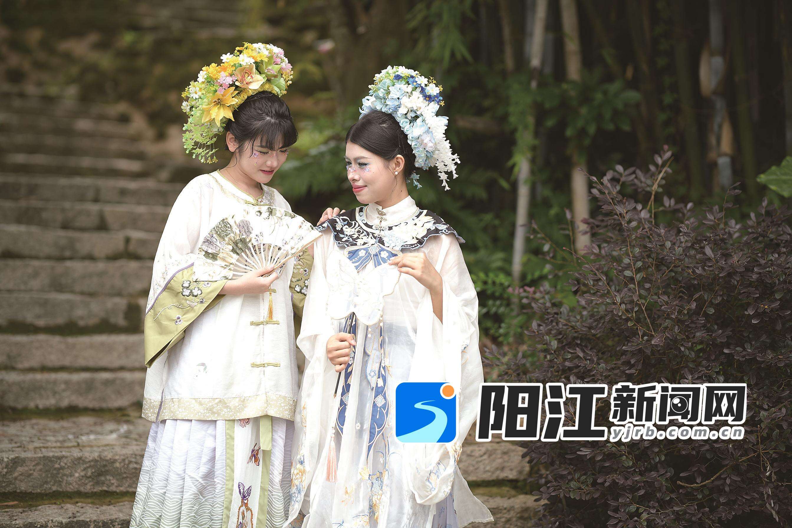 身穿古装的游客在海陵岛谷寮艺术村拍艺术照。南笙 摄