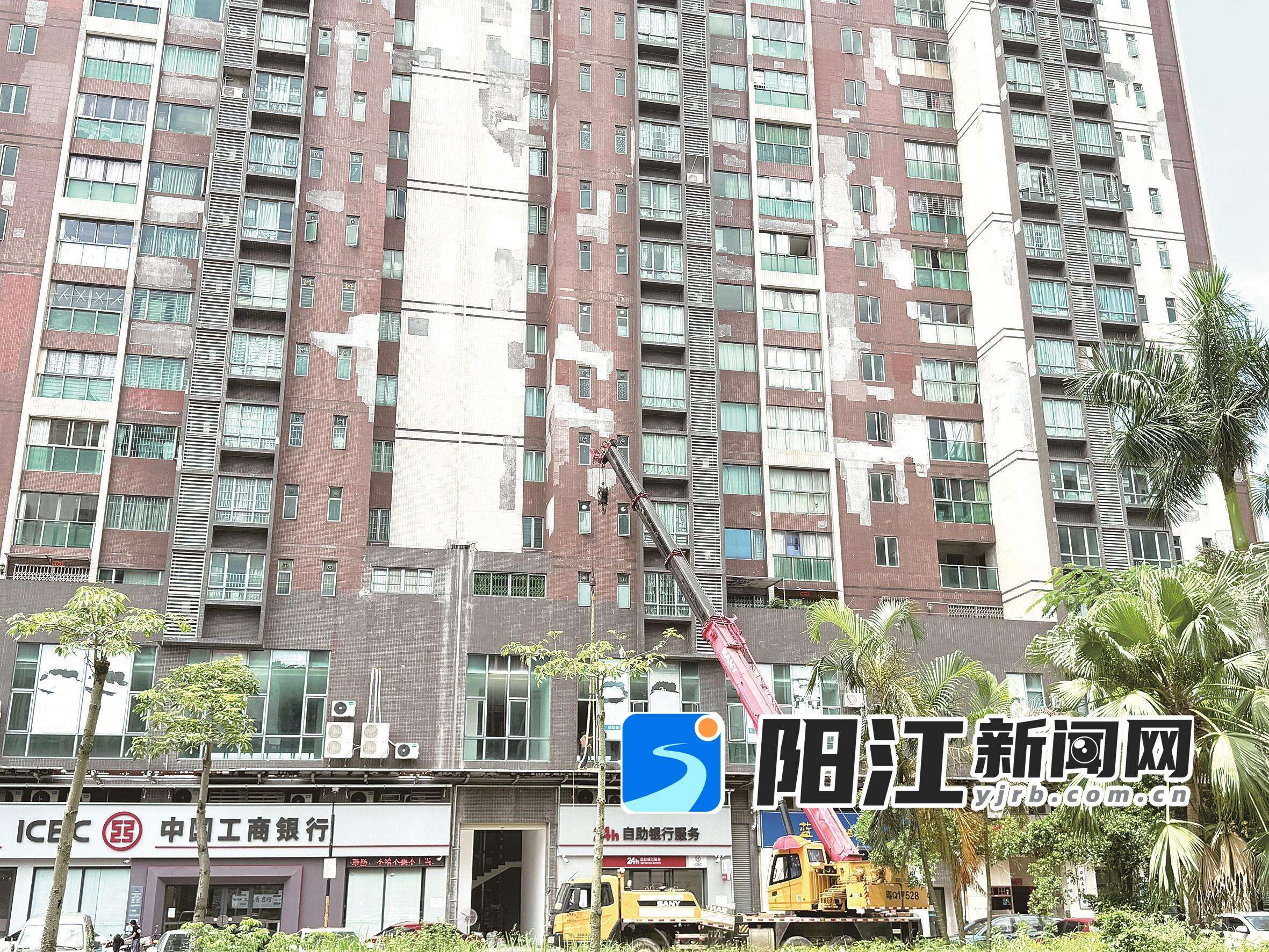 金湖翡翠小区正在维修破损的外墙。