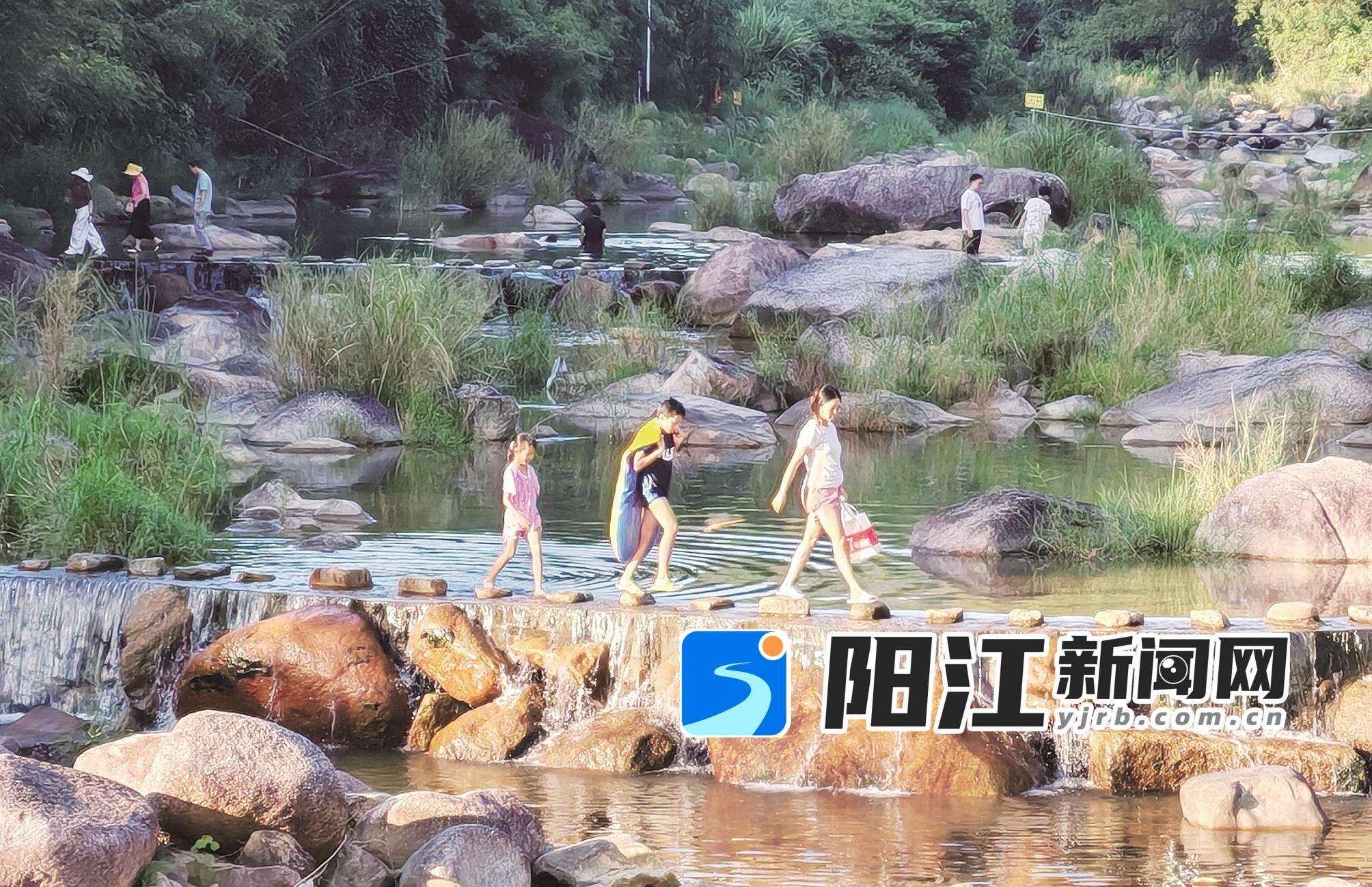 游客在东水石河游玩。谭文强 摄