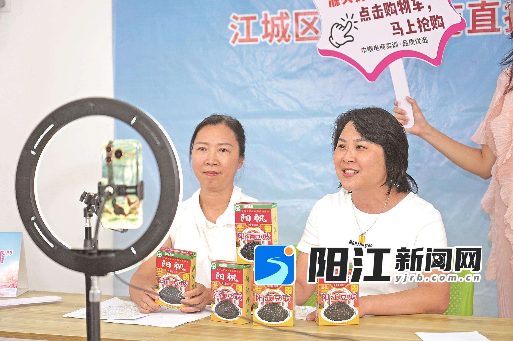 学员们正在进行直播培训。袁荣泽 摄