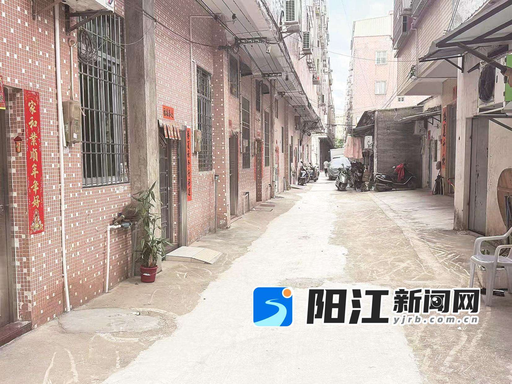 金郊市场西侧背巷,居民集资维修好堵塞的下水道,解决了困扰附近居民10多年的难题。