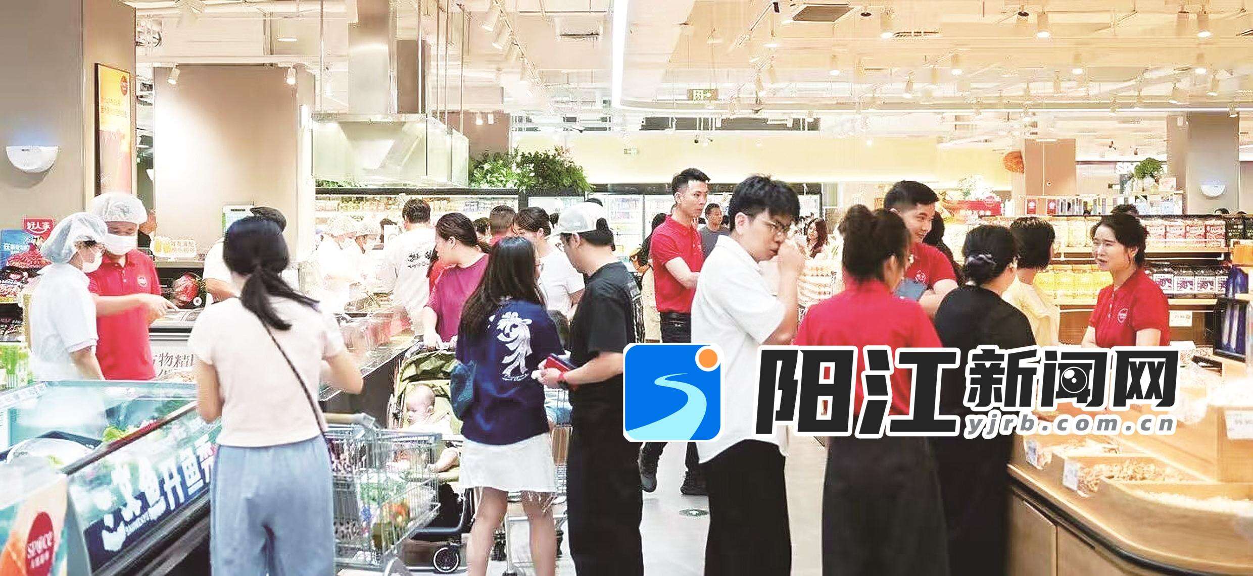 在超市购物的市民。
