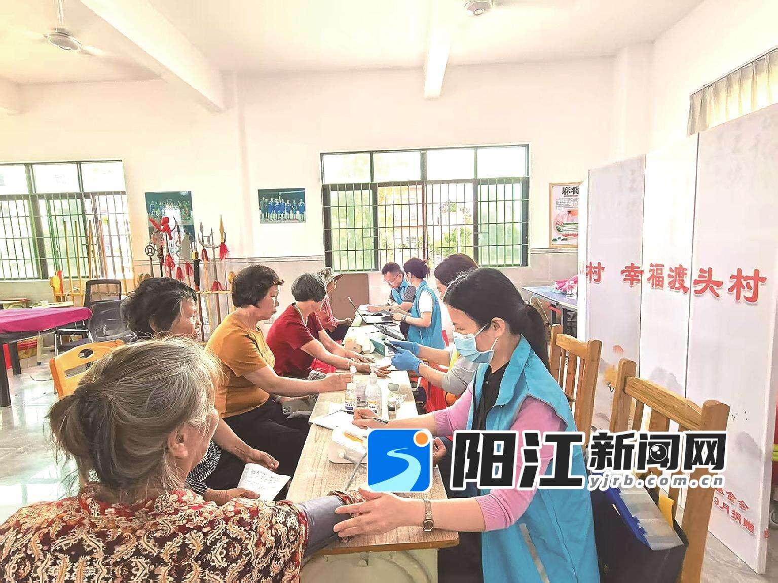 胸痛中心联合心血管中心、护理团队到埠场镇渡头村开展义诊活动。