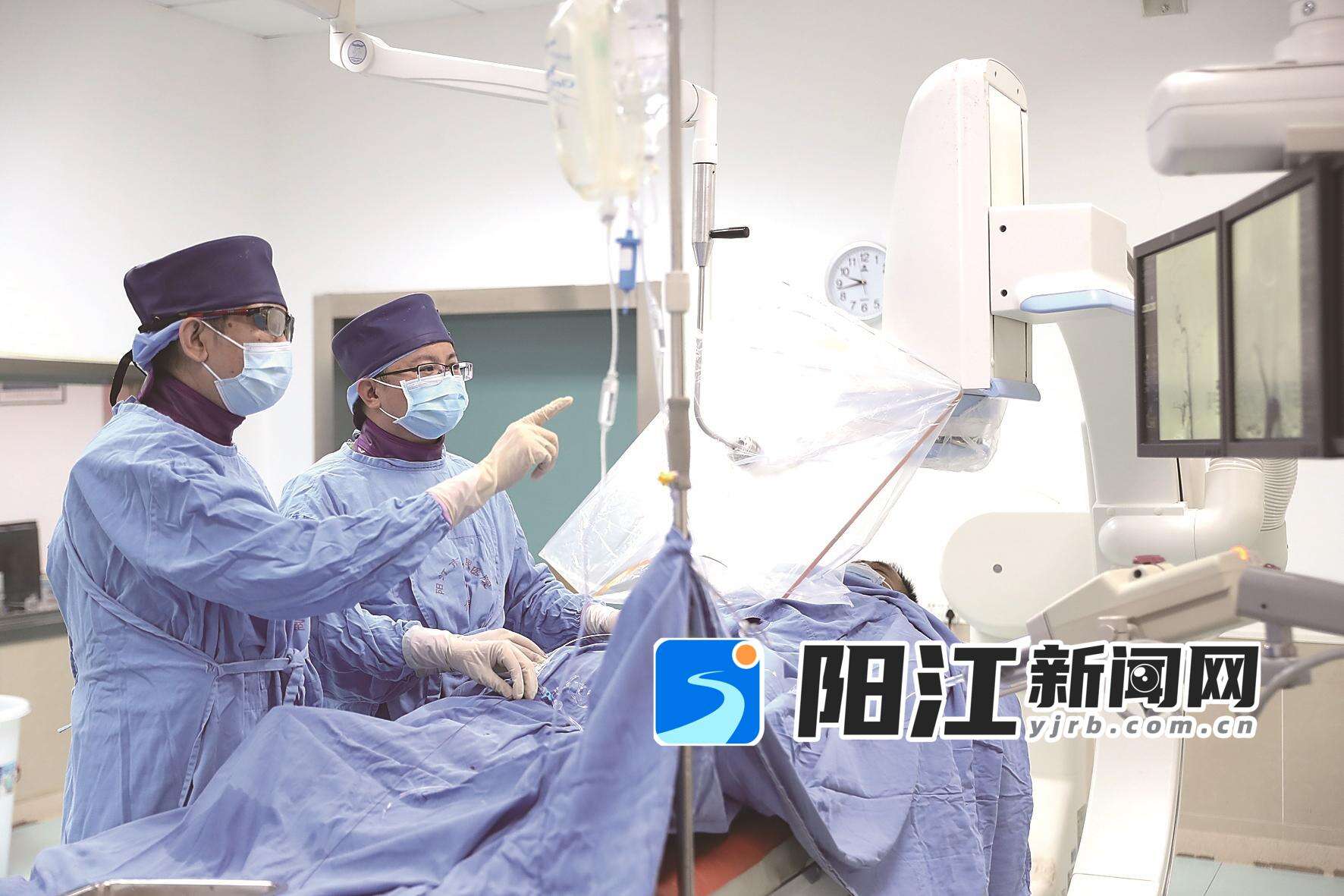 2025年底,神经内二科团队开展了对操作精细度要求极高的MeVO取栓手术。
