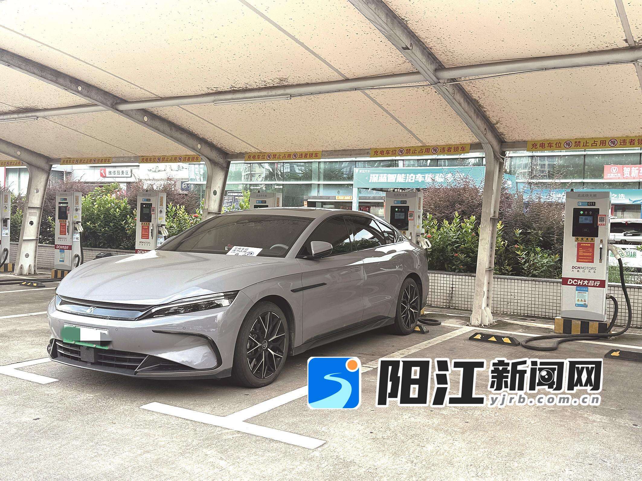 一辆新能源车正在康泰路某充电站充电。张志达 摄