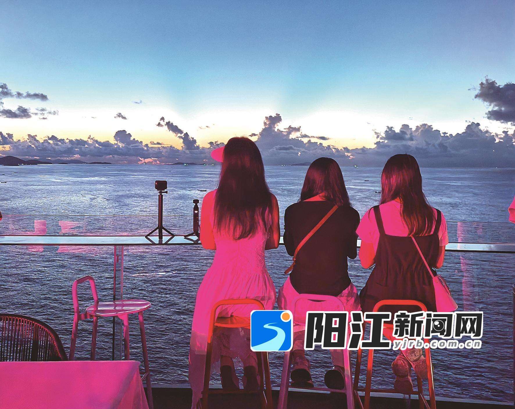 清晨,闺蜜结伴在海陵岛看海上日出。 关巧明 摄